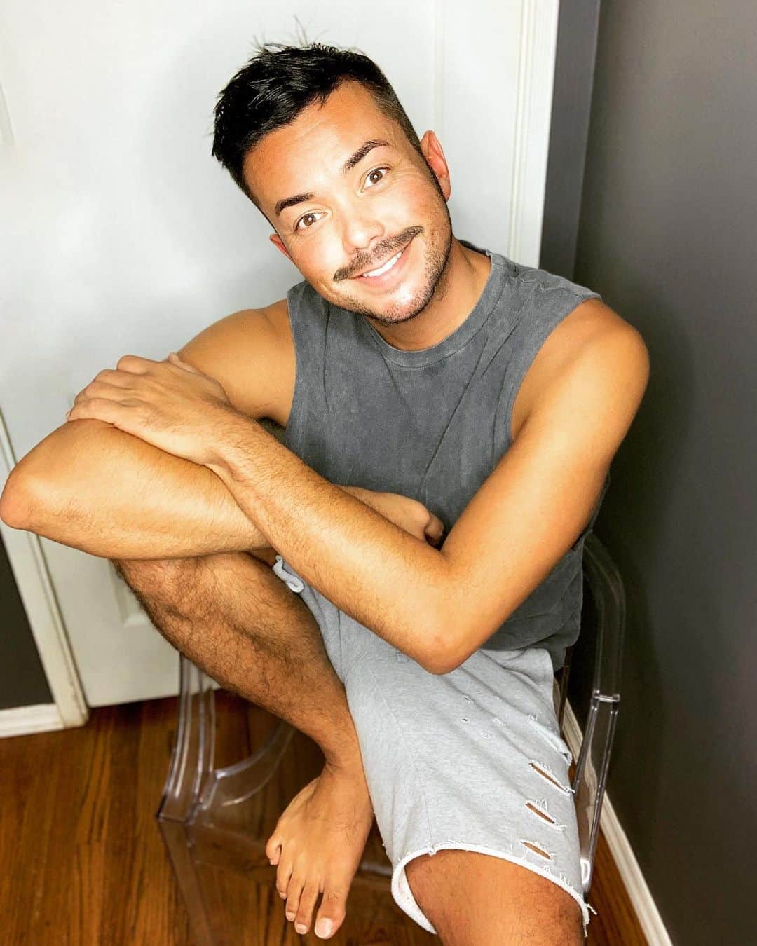 アンソニー・ラモスのインスタグラム：「Where did my 🌈 go?」