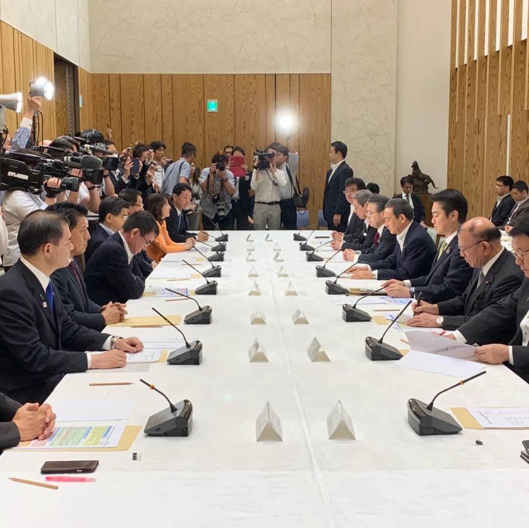 平井卓也さんのインスタグラム写真 - (平井卓也Instagram)「今朝は、閣議の前に、官邸で開催された「外国人材の受入れ・共生に関する関係閣僚会議」と「すべての女性が輝く社会づくり本部」に出席。「外国人材の受入れ・共生のための総合的対応策の充実について」と「女性活躍加速のための重点方針2019」を了承しました。イノベーションの創出を加速するには、外国人材や女性の潜在力の解放が不可欠です。閣僚の一員として、政府の取組を推進して参ります。 #平井卓也　#自民党　#外国人材の受入れ・共生に関する関係閣僚会議　#すべての女性が輝く社会づくり本部」6月18日 10時54分 - hiratakuchan0125