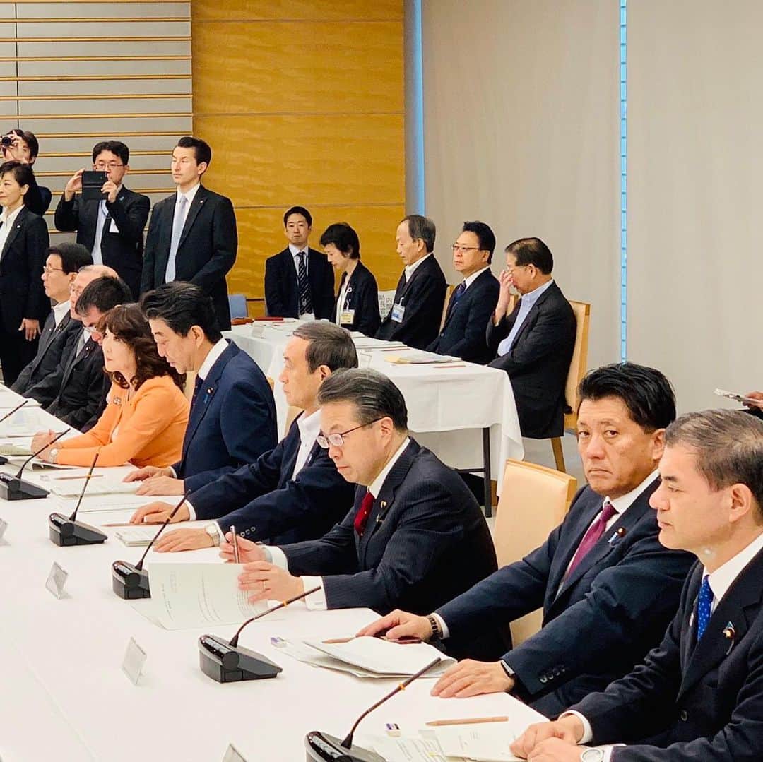 平井卓也さんのインスタグラム写真 - (平井卓也Instagram)「今朝は、閣議の前に、官邸で開催された「外国人材の受入れ・共生に関する関係閣僚会議」と「すべての女性が輝く社会づくり本部」に出席。「外国人材の受入れ・共生のための総合的対応策の充実について」と「女性活躍加速のための重点方針2019」を了承しました。イノベーションの創出を加速するには、外国人材や女性の潜在力の解放が不可欠です。閣僚の一員として、政府の取組を推進して参ります。 #平井卓也　#自民党　#外国人材の受入れ・共生に関する関係閣僚会議　#すべての女性が輝く社会づくり本部」6月18日 10時54分 - hiratakuchan0125