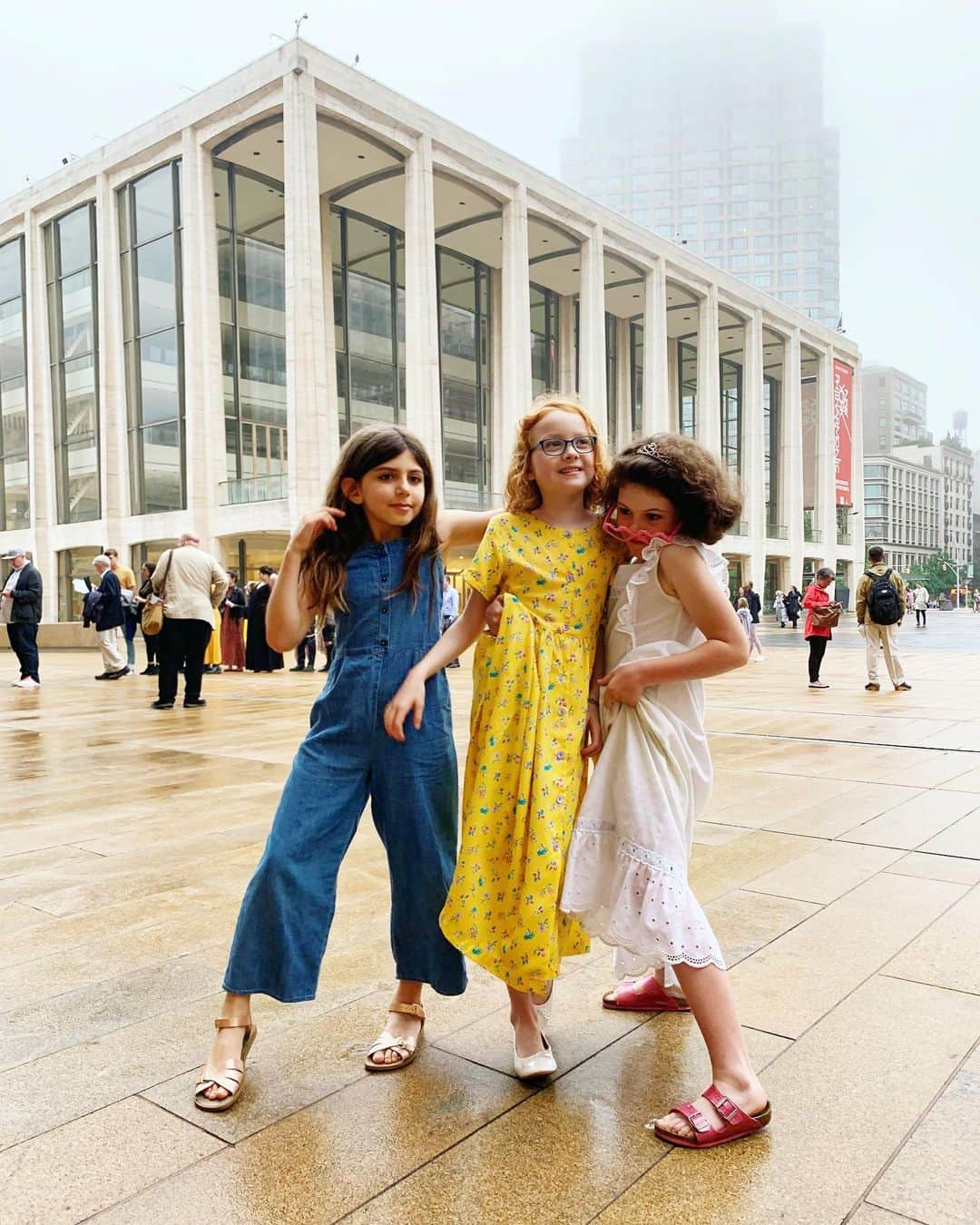 Ilana Wilesさんのインスタグラム写真 - (Ilana WilesInstagram)「Just a bunch of girls at the ballet, with more cool and confidence than I’ve ever had in my whole life 💁🏻‍♀️ Seriously.  I want a do over.」6月18日 10時58分 - mommyshorts