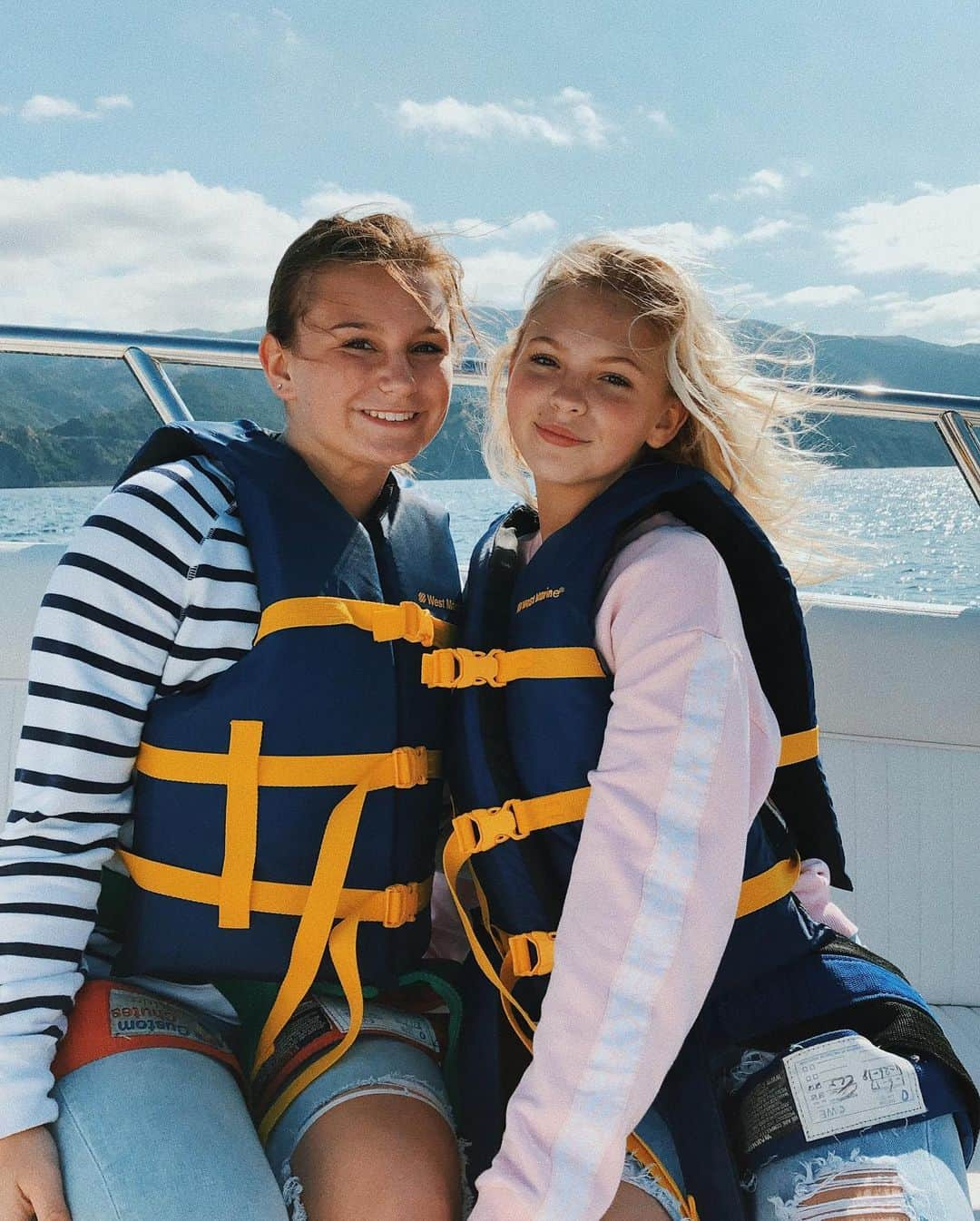 ジョーディン・ジョーンズさんのインスタグラム写真 - (ジョーディン・ジョーンズInstagram)「went high in the sky with this gal 💗💦 @californiaparasail @visitcatalinaisland 👼🏼 #parasailcatalina」6月18日 11時02分 - jordynjones