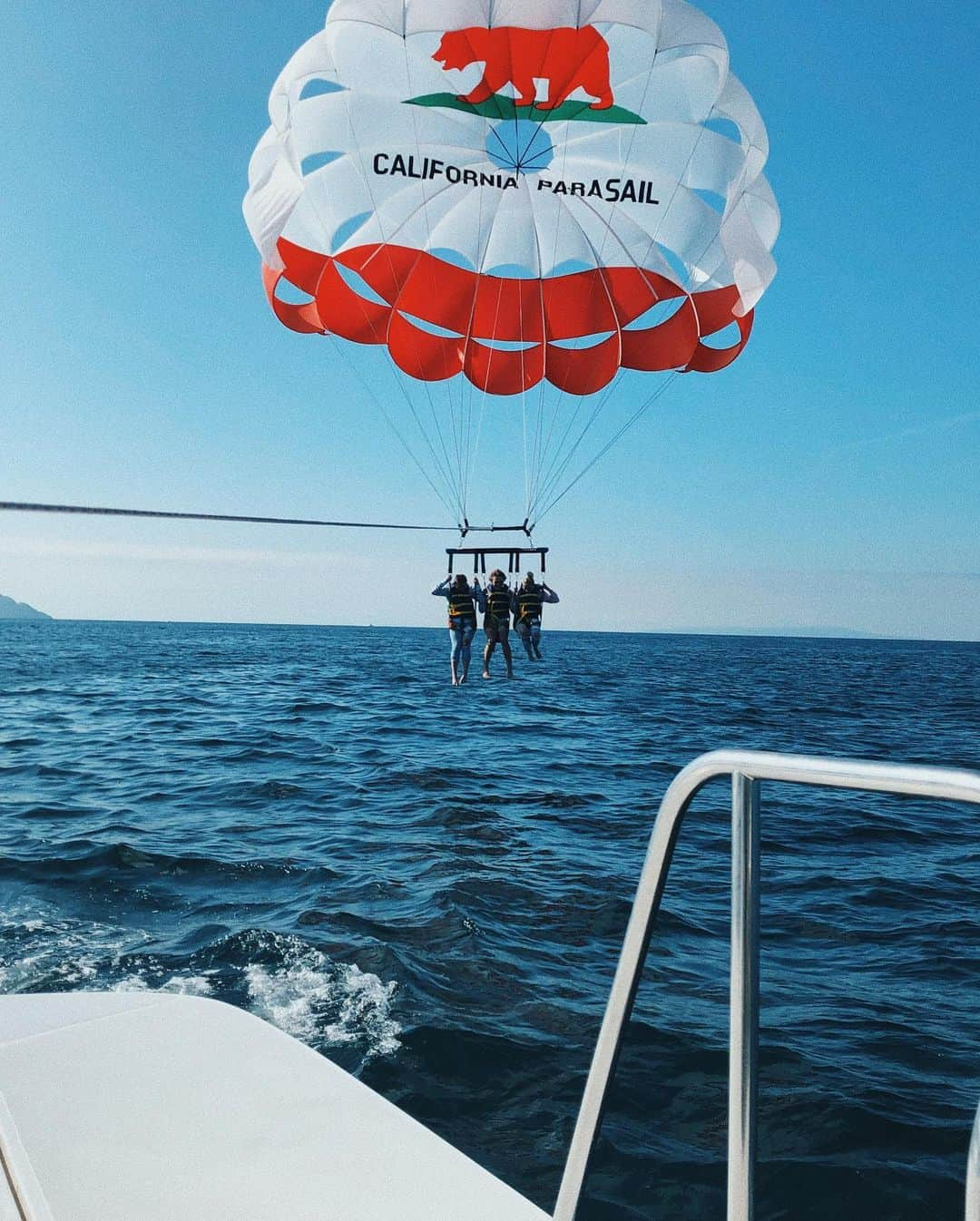 ジョーディン・ジョーンズさんのインスタグラム写真 - (ジョーディン・ジョーンズInstagram)「went high in the sky with this gal 💗💦 @californiaparasail @visitcatalinaisland 👼🏼 #parasailcatalina」6月18日 11時02分 - jordynjones