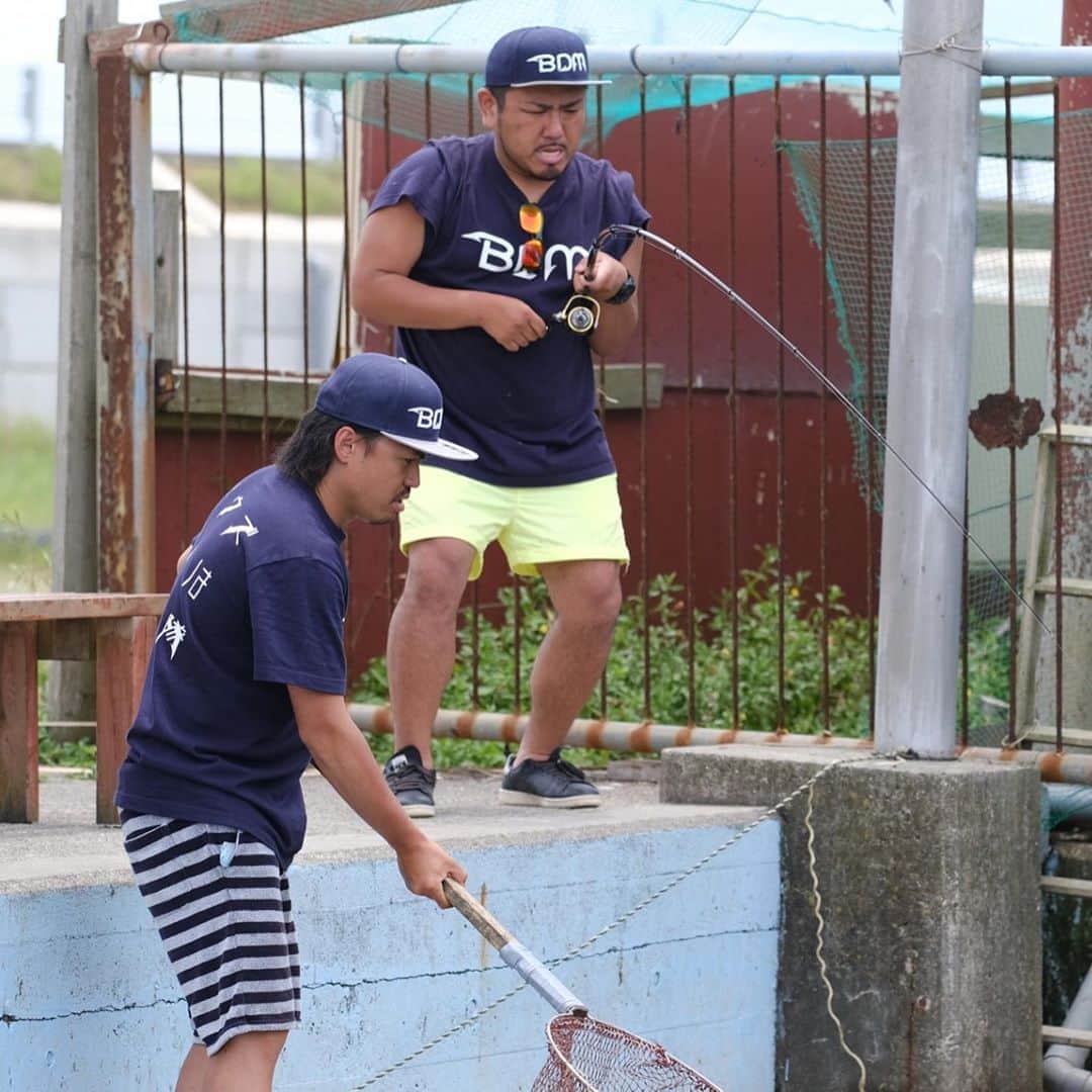 松下 宣夫さんのインスタグラム写真 - (松下 宣夫Instagram)「若手芸人でやってる よしもと釣り部 BDM〜ボウズだけは免れ隊〜 のアカウントが出来ました。  アカウント名 @bdm_yoshimoto_turibu  メンバーが日替わりで毎日投稿中旬。  釣りが好きな人 メンバーの誰かが好きな人 とにかくフォローしてみて下さい^ ^  趣味についての言葉で 釣りを覚えたら一生 と言われています。  釣りの魅力が少しでも伝わるようにやっていきたいと思います。  #釣り #よしもと #釣り部 #BDM #ボウズ #デニス #松下 #フォローお待ちしております。」6月18日 11時13分 - dennis_matsushita