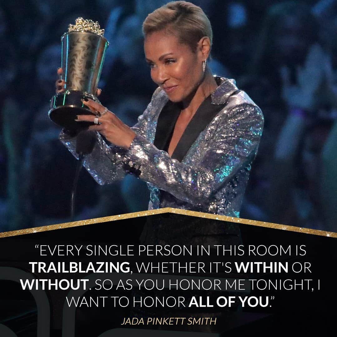 E! Onlineさんのインスタグラム写真 - (E! OnlineInstagram)「Here’s something to (red table) talk about: Jada Pinkett Smith won the Trailblazer Award at the #MTVAwards! (📷: Shutterstock)」6月18日 11時08分 - enews