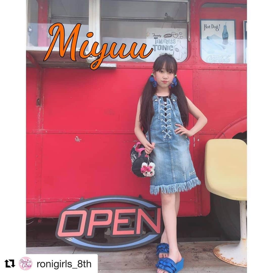 RONI WORLDさんのインスタグラム写真 - (RONI WORLDInstagram)「#Repost @ronigirls_8th with @get_repost ・・・ Miyuu❤️vol.11  6月(*´˘`*)♡"昨日はお台場で撮影会でしたね♪♪ イオンモール福岡では今月一杯、一万円毎の購入でバックの抽選に参加できます(♥Ü♥)ノิิิノิิิิ とっても可愛いバックなので、お買い物して参加してみてください♪ Miyuuも当たるといいなぁ🌈♪ ＊ ＊ 今回のテーマは【🎀ガーリーコーデ🎀】です！ ＊ 🎀【コーデ①】▷▶ チュールフリル付きオールインワンの上からダメージ加工ジャンパースカートをきたよ♪ ＊ ＊ 🎀【コーデ②】▷▶ パニエ付きデニムスカート♡.｡º* Miyuuが待ってたアイテム♡ピンクのパニエはガーリーコーデに鉄板🍭 ＊ ＊ 🎀【コーデ③】▷▶ コーデ②のシフォンブラウスを着回し🍒 cherry柄🍒のワンピースで女の子らしさ up❤️❤️ ＊ ＊ 🎀【コーデ④】▷▶ チュールフリル付きオールインワンにセーラーブラウスを重ねたよ🍬🍭 ＊ ＊ 🎀【コーデ⑤】▷▶ こちらもチュールフリル付きオールインワンにビスチェを重ねてガーリーコーデの完成🌈 ＊ ＊ miyuuのコーデは以上です❥❥(*´ㅈ｀*)♡ 新作も沢山入荷してきてます♡*ﾟ待ちに待ったデニムシリーズも❤️是非、店舗やkodomolandoを覗いてみて下さい＊ ＊ 最後まで見てくれてありがとうございました！  ##ronigirls8期生#miyuu#Instagram毎日更新#ロニィ#roni#ronigirls#ロニガ#Tiktok#ガーリーコーデ」6月18日 11時24分 - roni62insta