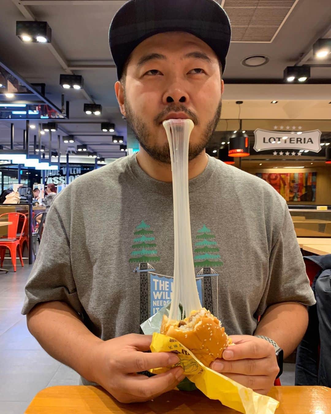 キム・ギバンのインスタグラム：「. 제주도여행의 시작은 역시.. . #모짜렐라인더버거 🍔 #공항리아」