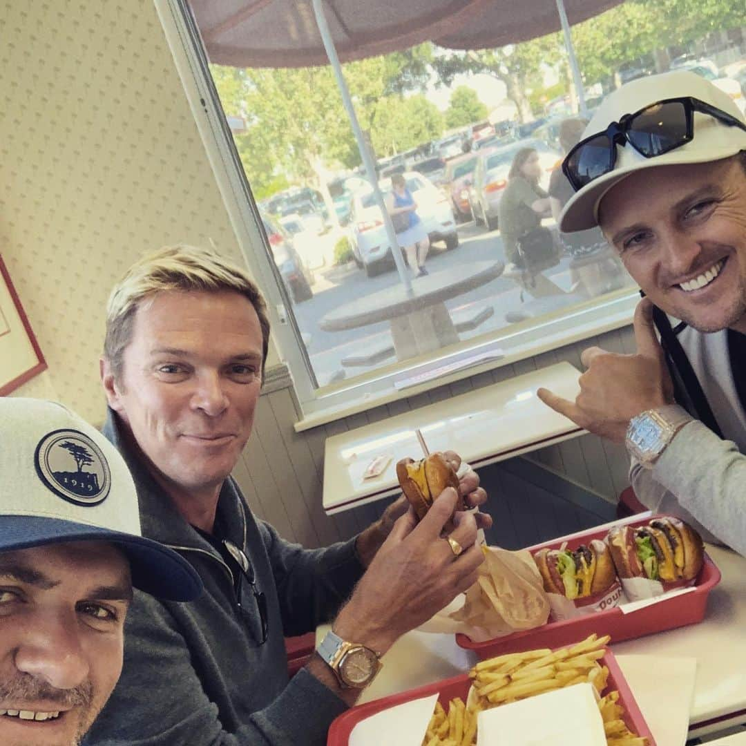 ジャスティン・ローズさんのインスタグラム写真 - (ジャスティン・ローズInstagram)「Can’t believe it.... Lordy’s first IN-N-OUT Burger 🍔🍟🥤🤘🏼」6月18日 11時24分 - justinprose99