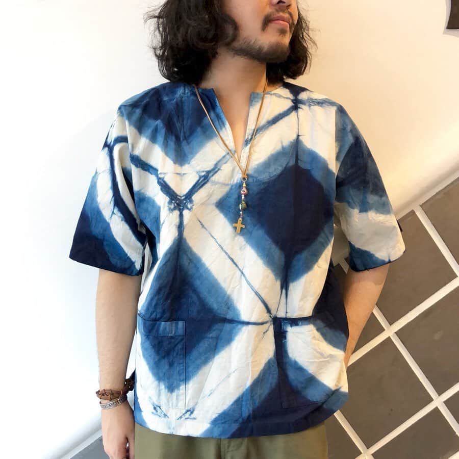 BEAMS JAPANさんのインスタグラム写真 - (BEAMS JAPANInstagram)「＜宝島染工＞ × ＜fennica＞ Indigo Dashikis Women & Men  福岡県久留米市の＜宝島染工＞に特別にオーダーした、＜fennica＞ならではの藍染めのダシキシャツが登場。 詳しくは＜BEAMS JAPAN＞レーベルブログでもご紹介しております。  BEAMS JAPAN 5F @fennica_shinjuku ☎︎:03-5368-7304 #宝島染工 #藍染め  #dashikishirt  #beams #beamsjapan #beamsjapan5th  #fennica  #fennicastudio」6月18日 11時25分 - beams_japan