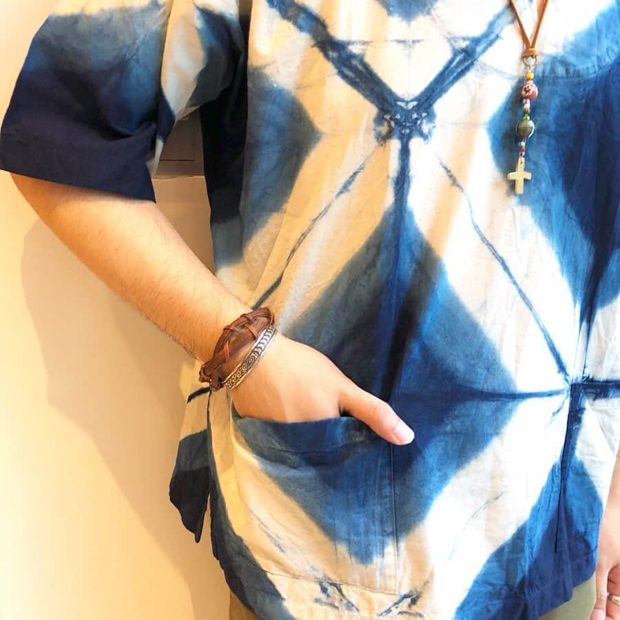 BEAMS JAPANさんのインスタグラム写真 - (BEAMS JAPANInstagram)「＜宝島染工＞ × ＜fennica＞ Indigo Dashikis Women & Men  福岡県久留米市の＜宝島染工＞に特別にオーダーした、＜fennica＞ならではの藍染めのダシキシャツが登場。 詳しくは＜BEAMS JAPAN＞レーベルブログでもご紹介しております。  BEAMS JAPAN 5F @fennica_shinjuku ☎︎:03-5368-7304 #宝島染工 #藍染め  #dashikishirt  #beams #beamsjapan #beamsjapan5th  #fennica  #fennicastudio」6月18日 11時25分 - beams_japan
