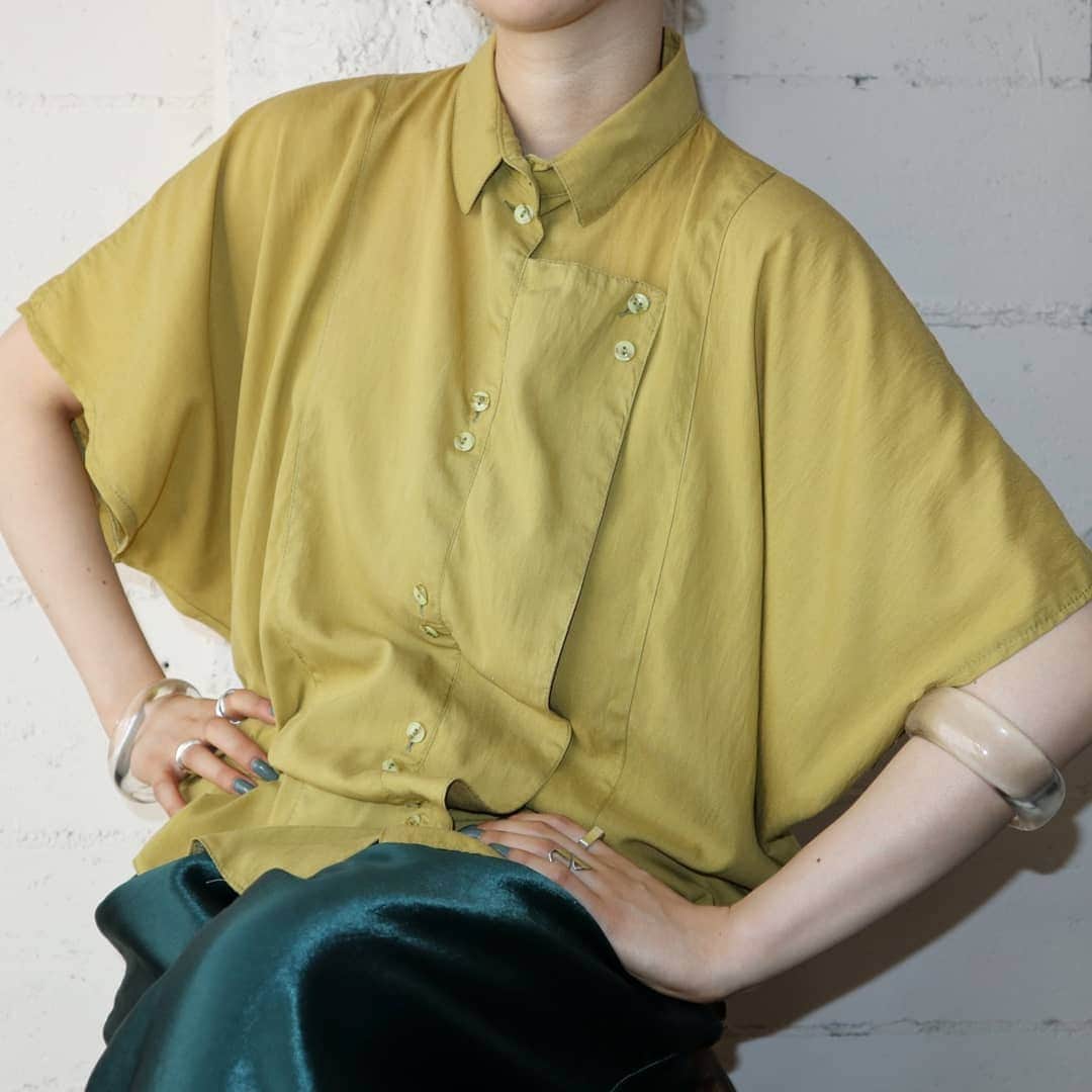 吉祥寺 古着屋 Orfeoのインスタグラム：「Asymmetric Yellow Shirt  #Orfeo #Kichijoji #Tokyo #vintage #used #fashion #coodinate #outfits #オルフェオ #吉祥寺 #東京 #古着 #古着屋 #ヴィンテージ #ユーズド #ファッション #コーディネート  掲載商品のお問い合わせはメールにて承っております。コメント、DMでのお問い合わせは受け付けておりませんのでご了承ください。」