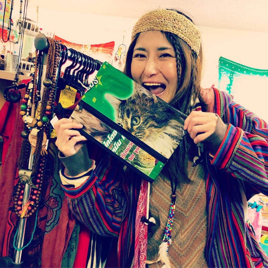 アンジェラ佐藤さんのインスタグラム写真 - (アンジェラ佐藤Instagram)「仕事が行き詰まり全く頭に入らなくなったので、ほんの10分程気分転換にアジアエスニック雑貨孵にお邪魔しました。 猫ぽーちGET。  #アンジェラ佐藤  #猫活 #エスニックアジアンshop孵  #猫ポーチ #札幌雑貨屋 #ひょうきんな店長のキャラがナイスなお店」6月18日 11時26分 - angela_satou