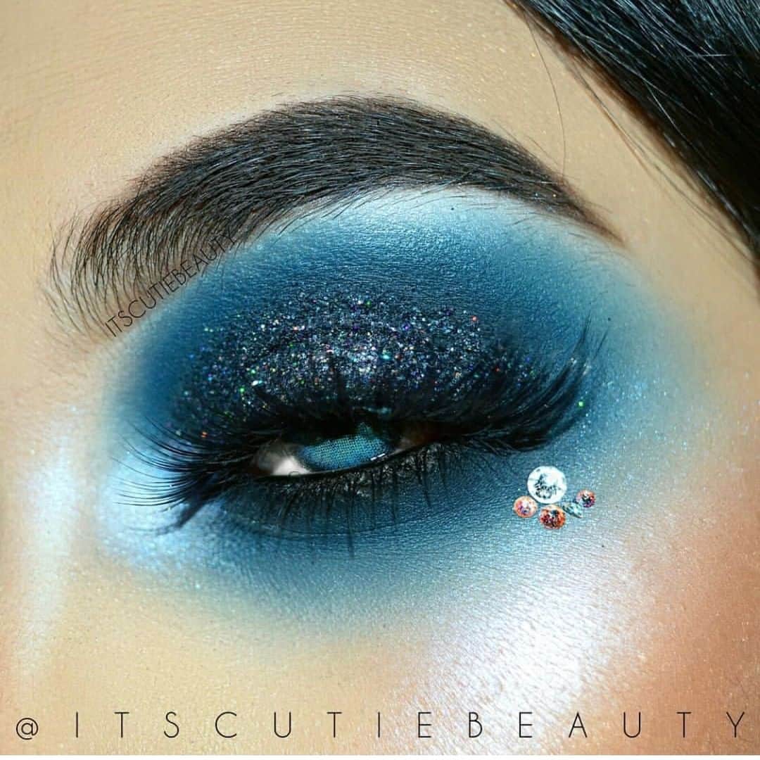 Makeup Addiction Cosmeticsさんのインスタグラム写真 - (Makeup Addiction CosmeticsInstagram)「🥏 Obsessed over this eye by @itscutiebeauty using our crushed blueberry shadow 🥏 : #makeupaddictioncosmetics #makeupaddiction #ilovemakeup  #flawlessmakeup #makeupporn #dollgoals」6月18日 11時30分 - makeupaddictioncosmetics