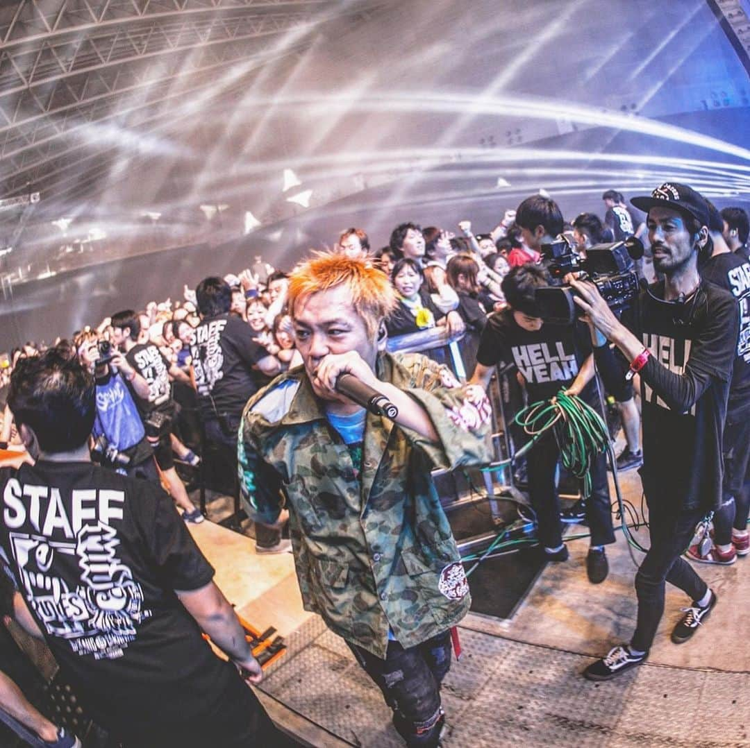 N∀OKIさんのインスタグラム写真 - (N∀OKIInstagram)「‪SATANIC CARNIVAL’19‬  6年目の５回目の出陣は 2日目の大トリ  ホンマに…大役  朝から最後まで ぎょうさん残ってくれて バンドマンも沢山おってくれて メチャ心強かったわ  俺らのトリの意図も 首謀者ISOちゃんから聞いて 気合い入りまくり  想像以上の絶景 魂むき出し全部出しきれて 燃え尽きた  アイツもメガネ曇りながら ニカニカ喜んでるやろ  正にカルチャーの祭典 SATANIC CARNIVAL どデカい ライブハウスフェス  2021年も出れたらええな 関わったみんなさま ありがとうございました  写真 @kawado_photo  #サタニック」6月18日 16時58分 - chairoy1945