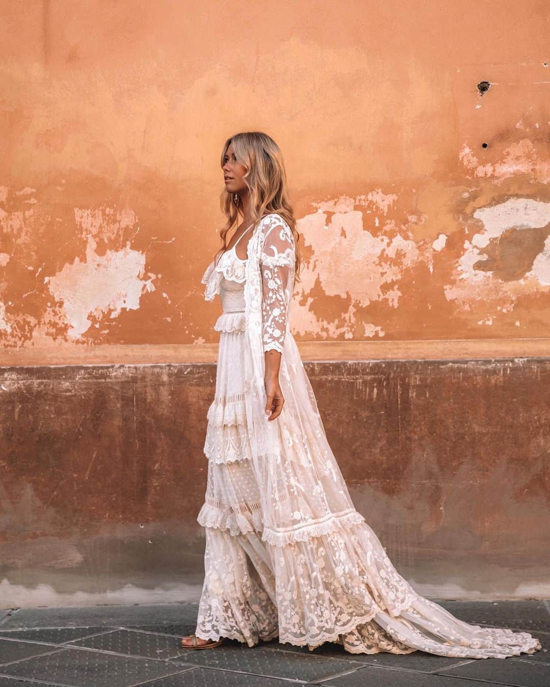 SPELLさんのインスタグラム写真 - (SPELLInstagram)「The stunning detail of our @spell_bride Chloe Gown & Duster ✨ as worn by our @lisadanielle__ on the streets of Pistoia, Italy ☁️ #spellbride 📷 @oh.so.mellow」6月18日 16時59分 - spell