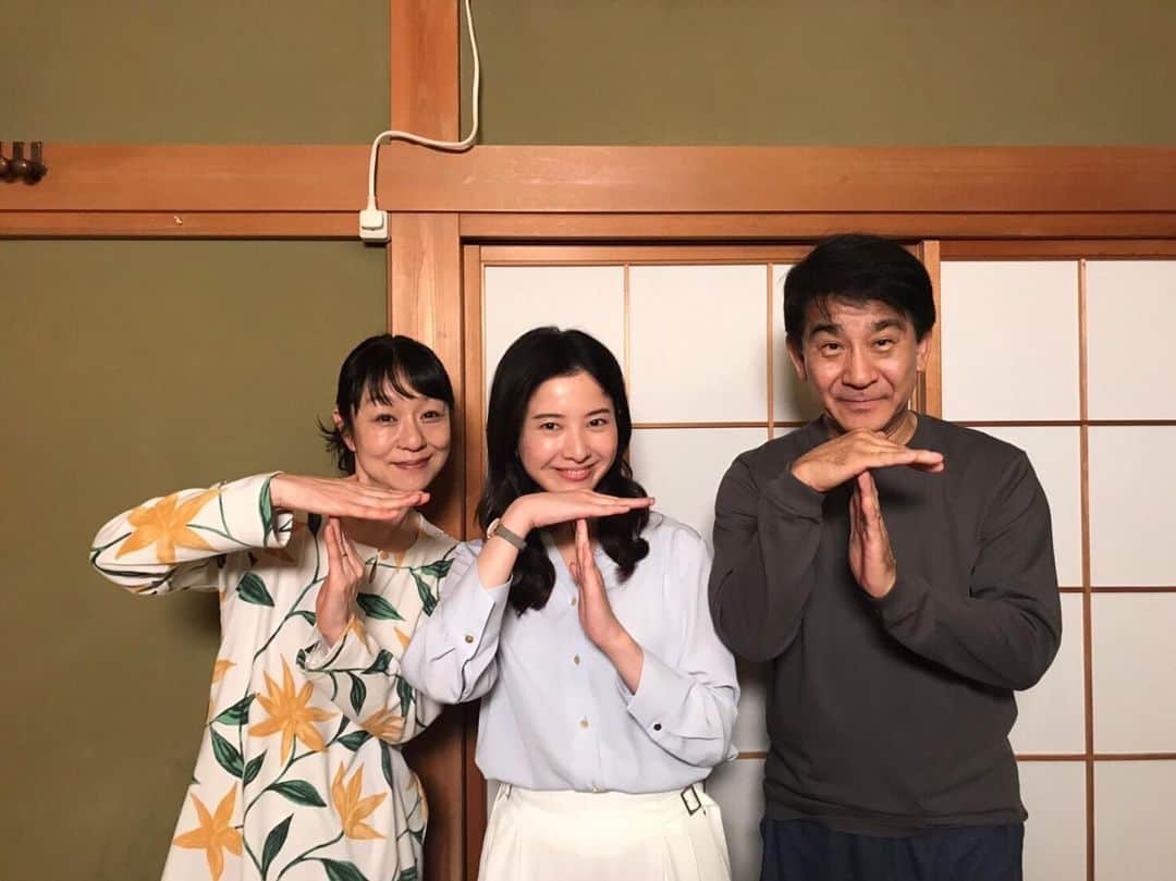 TBSドラマ「わたし、定時で帰ります。」のインスタグラム：「_ 最終回放送まで、あと５時間🖐  みんなで #わたTポーズ 👌 #素敵な家族写真  東山家の親子関係にも ちょっとした変化が…❓ ぜひ注目してください☺️ . #吉高由里子 #小林隆 #山下容莉枝 #わたし定時で帰ります #わた定 #tbs #火曜ドラマ」