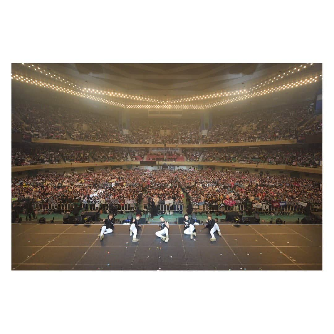 Da-iCEさんのインスタグラム写真 - (Da-iCEInstagram)「. 2017.1.17 Da-iCE PHASE 5 FINAL in 日本武道館 . Da-iCE結成から丸６年という記念日に ５人が日本武道館のステージに立った。 . 初のホールツアー、リリイベ、FCイベントや学園祭、出演させて頂いたライブイベントの数々、そして、ハウステンボスでのカウントダウンライブで幕を閉じた2016年。この1年を武道館に向けて無我夢中で駆け抜けてきた。チケットは即完売、当日は9000人もの6面の皆さんが全国から駆け付けてくれた。 . 「ついに来たぜ武道館！」 想太の声と共に拳を高く突き上げた５人、遂に夢が現実となった。10人くらいの前でライブしていた時期も過ごしてきたDa-iCE、ある時は観客が一人しかいなかったこともあった。「9000人の皆さん1人ひとりが、あのときの女の子みたいに僕たちのことを好きでここに来てくれた。本当にうれしいです」 . ずっと目標にしてきた場所に辿り着くまでの６年は、楽しい事や嬉しい事ばかりではなく、もしかすると辛いこと、悔しいことの方が多かったのかもしれない。でもこれまでの葛藤・努力・経験・運…積み上げてきたその全てが何一つ無駄では無かった。会場に駆け付けてくれた方も、来れなかった方も、その皆さんの沢山の想いが武道館での想像を遥かに超えた景色へと導いてくれたことに、伝えきれないほどの感謝しかなかった。「僕らはちょっとずつ成長してきて、その結果、今ここに立っています。ショートカットをすることなく階段を上がってやっとここまで来ました。これからもちょっとずつ進んで、より大きなステージに立ちたいと思います」 . ここまでの道のりを一歩ずつ進んできた5人だから、この先も近道なんてない事も十分承知で。ここからまたDa-iCEの“NEXT PHASE”を一段ずつ上がっていく日々が始まった。 . #Da_iCE #Da_iCEベスト #パントビスコ #Da_iCEベストな思い出のアルバム」6月18日 17時00分 - da_ice_staff