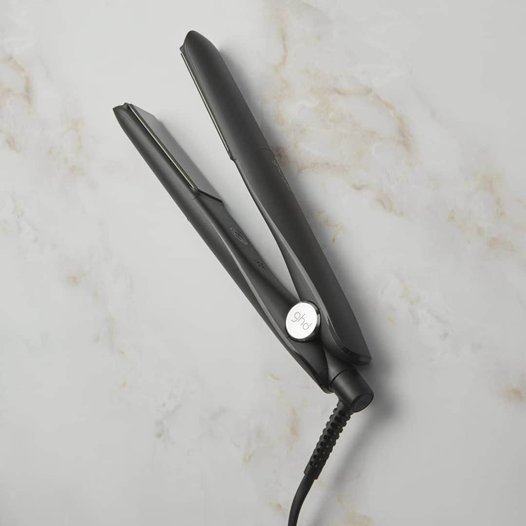 ghd hairさんのインスタグラム写真 - (ghd hairInstagram)「The #ghdgold styler is proven to deliver sleeker, smoother and healthier looking hair ✨ now with 15% off in our summer sale!  Tap to shop ☝️🛍️ #ghd #goodhairday #hairtool #summeressential #hairessentials」6月18日 17時00分 - ghdhair