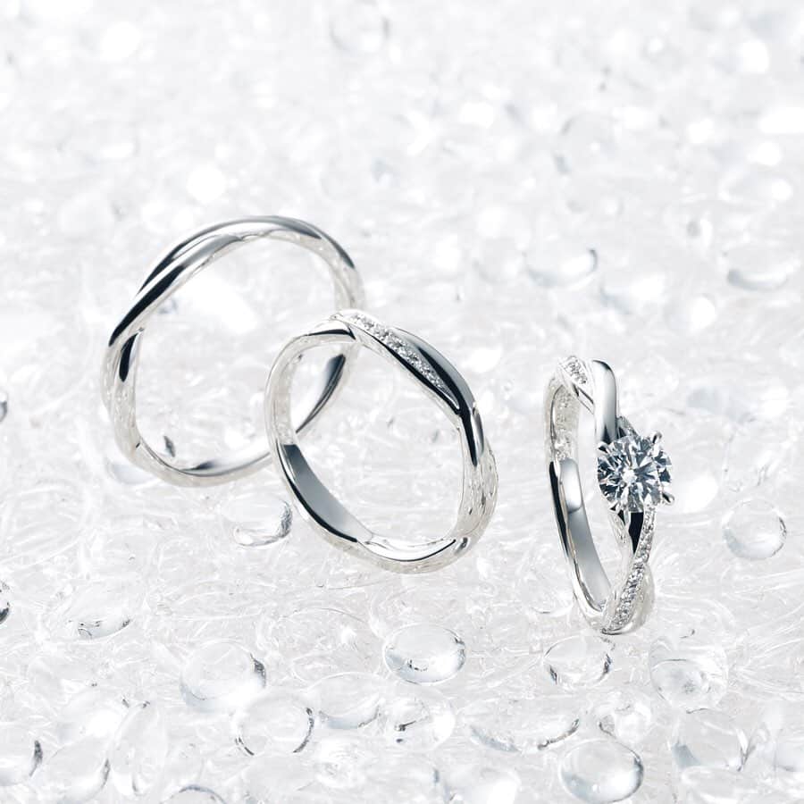 ラザール ダイヤモンド ブティック公式 | 婚約・結婚指輪さんのインスタグラム写真 - (ラザール ダイヤモンド ブティック公式 | 婚約・結婚指輪Instagram)「・ 「思い出に残る1日にしたい！結婚記念日の素敵な過ごし方」 ・ 夫婦になった大切な日”結婚記念日”。みなさんは例年どうお過ごしですか？ 思い出の場所で食事やプレゼントを贈る、旅行といった定番から、セカンドプロポーズやふたりで楽しめるチケットを用意など特別なことをする方もいるのでは？ ・ 結婚記念日は素敵な演出で日頃の感謝を伝えたり、ふたりだけの新しい思い出を作るチャンスです。自分なりの演出で、ぜひ素敵な結婚記念日をお過ごしください。 ・ ||＊||￼|＊||￼|＊||￼|＊||￼|＊||＊||￼|＊||￼|＊||￼|＊||￼|＊|| SWEET IVY/スイート アイヴィ： ＜エンゲージリング＞Carat : 0.20ct～/Price(税抜) : 311,000円～ ＜マリッジリング＞ 右：Carat ：0.11ct/Price(税抜) ：185,000円 、左：Price(税抜) ：110,000円 ||＊||￼|＊||￼|＊||￼|＊||￼|＊||＊||￼|＊||￼|＊||￼|＊||￼|＊|| ・ THE WORLD’S MOST BEAUTIFUL DIAMOND® 商品詳細はプロフィール @lazarediamond_boutique のURLからどうぞ ・ ご予約のうえ、初来店の方に2,000円分のJCB商品券をプレゼント ・ #思い出に残る結婚記念日 #結婚記念日の過ごし方 #結婚記念日 ・ #SWEETIVY #スイートアイヴィ #蔦 #永遠に続く愛 ・ #プロポーズ #ブライダルリング #マリッジリング #エンゲージリング #エンゲージメントリング #ダイヤモンドリング #ダイヤモンド #婚約 #結婚 #指輪 #婚約指輪 #結婚指輪 #婚約指輪選び #結婚指輪選び #指輪探し #結婚式 #結婚式準備 #2019年春婚 #2019年夏婚 #2019年秋婚 #2019年冬婚 ・ #ラザールダイヤモンド #lazarediamond」6月18日 17時02分 - lazarediamond_boutique