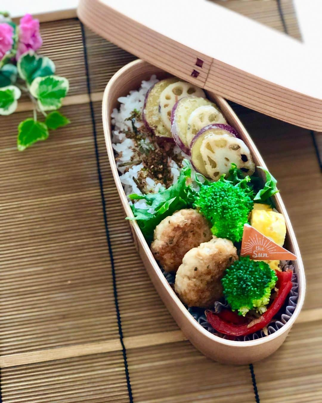 藤田りえさんのインスタグラム写真 - (藤田りえInstagram)「娘ちゃんのお弁当〜 こんなにお弁当作りが楽しいとは笑！﻿ この気持ち、長く続きますように(￣人￣) ﾅﾆﾄｿﾞ﻿ ﻿ ＊鶏つくね(青じそ入り)﻿ ＊パプリカのじゃこ炒め﻿ ＊卵焼き﻿ ＊れんこんとサツマイモの米粉天ぷら﻿ ﻿ #藤田りえ #アナウンサー #フリーアナウンサー #お弁当 #お弁当作り #お弁当部 #曲げわっぱ #曲げわっぱ弁当  #わっぱ #わっぱ弁当 #女子中学生弁当  #弁当女子 #お弁当作り楽しもう部  #お昼が楽しみになるお弁当  #お弁当記録  #手作り弁当 #bento #obento #bentolunchboxes  #lunchboxbento」6月18日 17時03分 - rie_fujita.ana