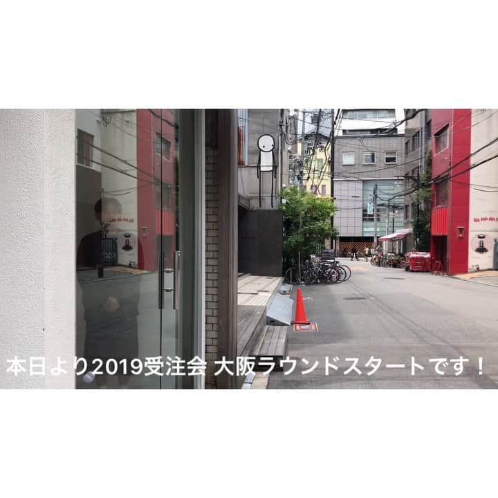 のインスタグラム：「*** 本日12時よりスタートです💁🏻‍♂️ . 6/18(火)〜6/25(火) 受注会2019 大阪ラウンド開催させて頂きます。 . 期間中は無休で営業しておりますので、是非ご来店下さい。 . . 「LOOPWHEELER 顧客さま受注会」とは、 日頃より『 LOOPWHEELER 吊り裏毛アイテム 』 をご愛用頂いておりますお客様へ向けてのスペシャルアイテム オーダー会です。 . ＊誠に申し訳ございませんが LWTシャツやポロシャツといった天竺、鹿の子アイテムではなく、「スウェットの吊り裏毛 アイテム」をご愛用頂いている顧客さまに限ります。 . ［ 詳細 ］ ・店内にアイテムのサンプルをご用意致しますので、その場でご試着して頂きその後、店頭にてオーダーシートにご記入頂くことで「オーダー完了」とさせて頂きます。 ・完全受注生産となりますので上記、期間以外のオーダーは承りかねます。 ・オーダーアイテムのお渡しは『店頭のみ』となり、お渡し時期は商品により異なりますが10月から12月を予定しております。 ・オーダー頂きました各アイテムは年内中にお迎え頂きますようお願い致します。 ・お支払いは商品お渡し時となります。 ・店舗状況(混雑)により入店制限をさせて頂く場合がございます。また、店頭状況につきましては当インスタグラムにて随時、ご案内させて頂きます。 ・上記、受注会期間中は何度でもご覧頂けます。オーダー後の変更、キャンセルは承りかねますのでご注意下さい。 ・受注会オーダーは「店頭のみ」とさせて頂き、通販対応等はお受けしておりません。 ・SNS等でのお問い合わせにはご回答致しかねますので、ご不明な点につきましては店頭にてお問い合わせいただきますようお願い申し上げます。 . #loopwheeler #ループウィラー #lw受注会2019 #ループウィラー受注会2019#loopwheelerpreorders2019#lwpreorders2019 #tsuriami #吊り編み#madeinjapan #日本製 #sweat#sweatshirt #スウェット#loopwheelerosaka #ループウィラー大阪」
