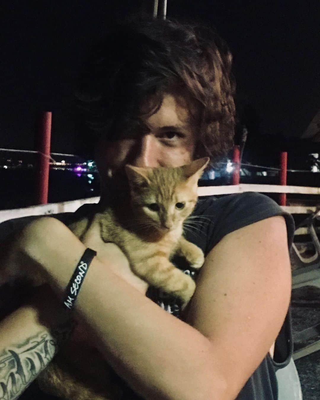 アシュトン・ホームズのインスタグラム：「one of the 500 lil babies we’ve seen roaming around puerto rico. id take them all home if i could😩 #diaseis (also, it just so happens nicholas & I are doing the same exact thing lol)」