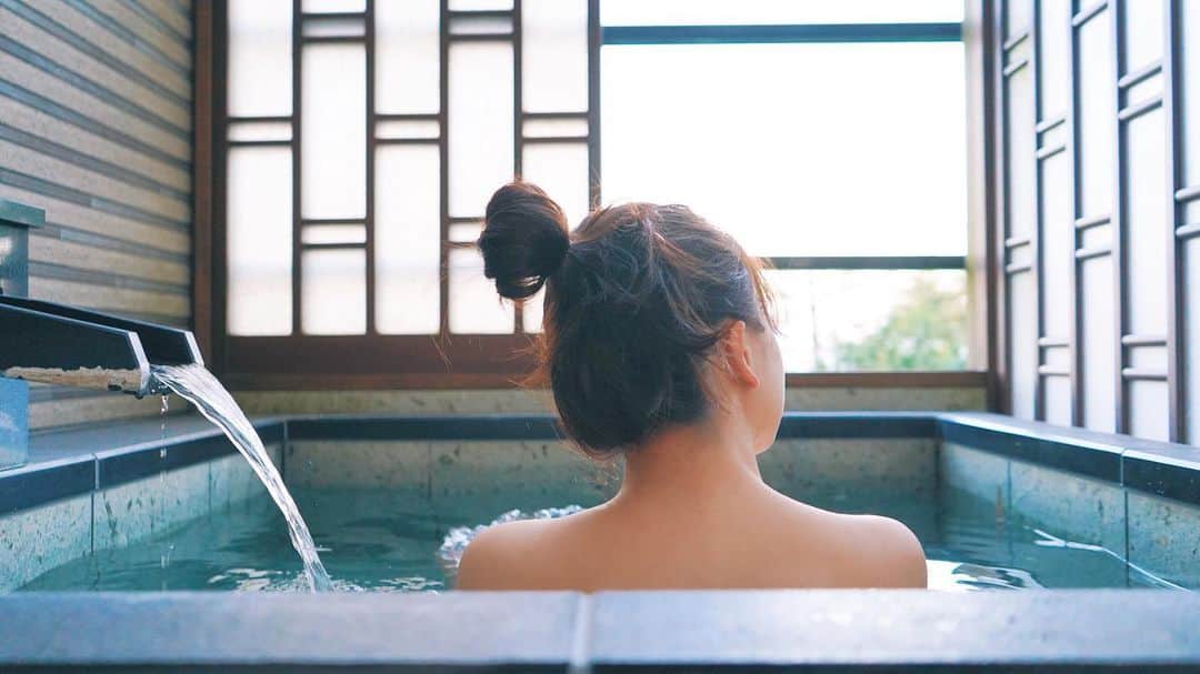 TaVisionさんのインスタグラム写真 - (TaVisionInstagram)「今回松島での宿泊は﻿ 松島温泉ホテル #ホテル一の坊 さんへ。﻿ ﻿ 5階建ての最上階にある大浴場からは松島の景色が一望できちゃいます☺️﻿ ﻿ 日の出、日の入りともにみれる大浴場は最高です！﻿(5枚目の写真です。公式サイトより) ﻿ １階には「庭がSPA」というSPAがあって、﻿ 大浴場、岩塩岩盤浴、ロウリュサウナ、エステなどが一箇所に集結していて最高にゆったりできる場所でした！﻿ 岩盤浴、サウナは男女ではいれるので恋人やご家族と来ても楽しめるなと思います！﻿ ﻿ 部屋は８種類程あって、﻿ 今回は露天風呂付きのお部屋にしました！﻿ ﻿ 景色ながめながらいつでも温泉に入れるこの部屋は最高でした、、！﻿ ﻿ 食事は、朝晩ともビュッフェ形式で、色々なものがありましたし、全部美味しくてとても楽しめました！﻿ ﻿ ⭐松島ホテル ️ホテル一の坊﻿ ﻿﻿ ーーーーーーーーーー﻿﻿ 住所▷〒981-0215　﻿  宮城県宮城郡松島町高城字浜1-4﻿ ﻿ 電話番号▷0570-05-0240﻿ ーーーーーーーーーー﻿﻿ ﻿ 🎁プレゼント企画﻿﻿ ﻿﻿ 旅の中で見つけた可愛いアイテムを、ゆうこすのサイン入りでプレゼントしちゃいます！﻿﻿ ﻿﻿ ﻿﻿・応募方法﻿﻿ ①TaVisionのアカウントをフォロー﻿﻿ ②今回の #宮城TaVision の投稿全てにいいね&コメント﻿﻿ ﻿﻿ 旅を一緒に楽しんで見てくれてる人にプレゼントさせて頂きます！ぜひ応募してくださいね！﻿﻿ ﻿﻿ ﻿------﻿ ﻿ #TaVision #一人旅 #宮城一人旅 #宮城旅行 #ゆうこす #菅本裕子 #仙台 #松島 #女子旅 #旅行好きな人と繋がりたい #旅したくなるフォト #旅好きな人と繋がりたい #旅女子 #旅好き女子 #旅女 #1人旅 #松島温泉 #ホテル一の坊 #松島 #一の坊 #温泉 ﻿ ﻿ ﻿」6月18日 11時47分 - tavision.tv