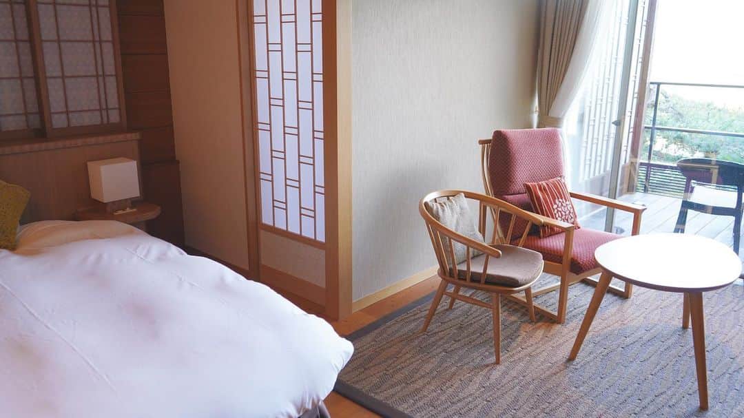 TaVisionさんのインスタグラム写真 - (TaVisionInstagram)「今回松島での宿泊は﻿ 松島温泉ホテル #ホテル一の坊 さんへ。﻿ ﻿ 5階建ての最上階にある大浴場からは松島の景色が一望できちゃいます☺️﻿ ﻿ 日の出、日の入りともにみれる大浴場は最高です！﻿(5枚目の写真です。公式サイトより) ﻿ １階には「庭がSPA」というSPAがあって、﻿ 大浴場、岩塩岩盤浴、ロウリュサウナ、エステなどが一箇所に集結していて最高にゆったりできる場所でした！﻿ 岩盤浴、サウナは男女ではいれるので恋人やご家族と来ても楽しめるなと思います！﻿ ﻿ 部屋は８種類程あって、﻿ 今回は露天風呂付きのお部屋にしました！﻿ ﻿ 景色ながめながらいつでも温泉に入れるこの部屋は最高でした、、！﻿ ﻿ 食事は、朝晩ともビュッフェ形式で、色々なものがありましたし、全部美味しくてとても楽しめました！﻿ ﻿ ⭐松島ホテル ️ホテル一の坊﻿ ﻿﻿ ーーーーーーーーーー﻿﻿ 住所▷〒981-0215　﻿  宮城県宮城郡松島町高城字浜1-4﻿ ﻿ 電話番号▷0570-05-0240﻿ ーーーーーーーーーー﻿﻿ ﻿ 🎁プレゼント企画﻿﻿ ﻿﻿ 旅の中で見つけた可愛いアイテムを、ゆうこすのサイン入りでプレゼントしちゃいます！﻿﻿ ﻿﻿ ﻿﻿・応募方法﻿﻿ ①TaVisionのアカウントをフォロー﻿﻿ ②今回の #宮城TaVision の投稿全てにいいね&コメント﻿﻿ ﻿﻿ 旅を一緒に楽しんで見てくれてる人にプレゼントさせて頂きます！ぜひ応募してくださいね！﻿﻿ ﻿﻿ ﻿------﻿ ﻿ #TaVision #一人旅 #宮城一人旅 #宮城旅行 #ゆうこす #菅本裕子 #仙台 #松島 #女子旅 #旅行好きな人と繋がりたい #旅したくなるフォト #旅好きな人と繋がりたい #旅女子 #旅好き女子 #旅女 #1人旅 #松島温泉 #ホテル一の坊 #松島 #一の坊 #温泉 ﻿ ﻿ ﻿」6月18日 11時47分 - tavision.tv