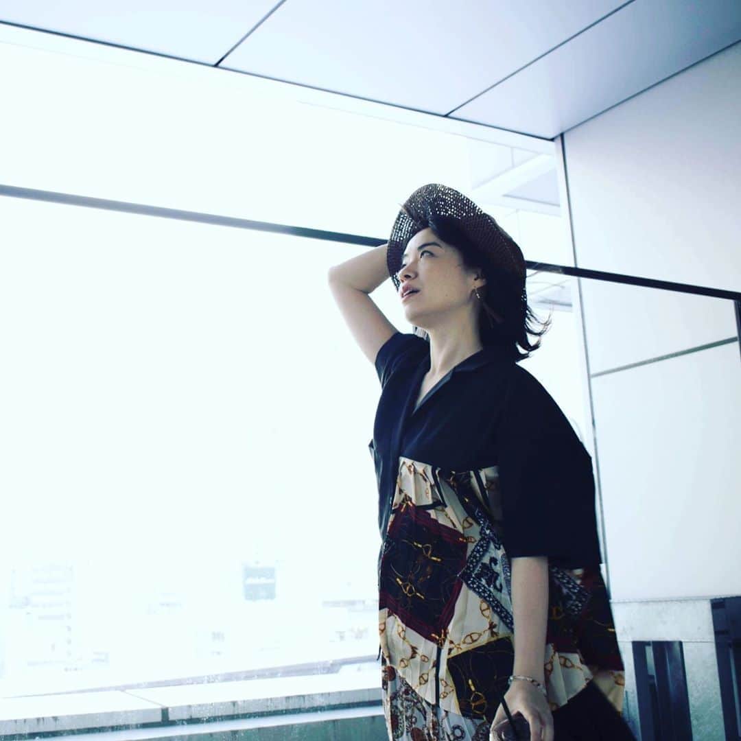 芳賀恵子さんのインスタグラム写真 - (芳賀恵子Instagram)「新宿station. NEWoMan ってコトバ、なんかいいよね。 #ルミネ0 #エスカレーター #ポートレート #麦わら #アイスコーヒー好き #shinjyukuku」6月18日 11時47分 - aoi_star_angel