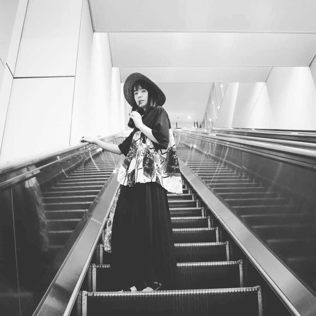 芳賀恵子さんのインスタグラム写真 - (芳賀恵子Instagram)「新宿station. NEWoMan ってコトバ、なんかいいよね。 #ルミネ0 #エスカレーター #ポートレート #麦わら #アイスコーヒー好き #shinjyukuku」6月18日 11時47分 - aoi_star_angel