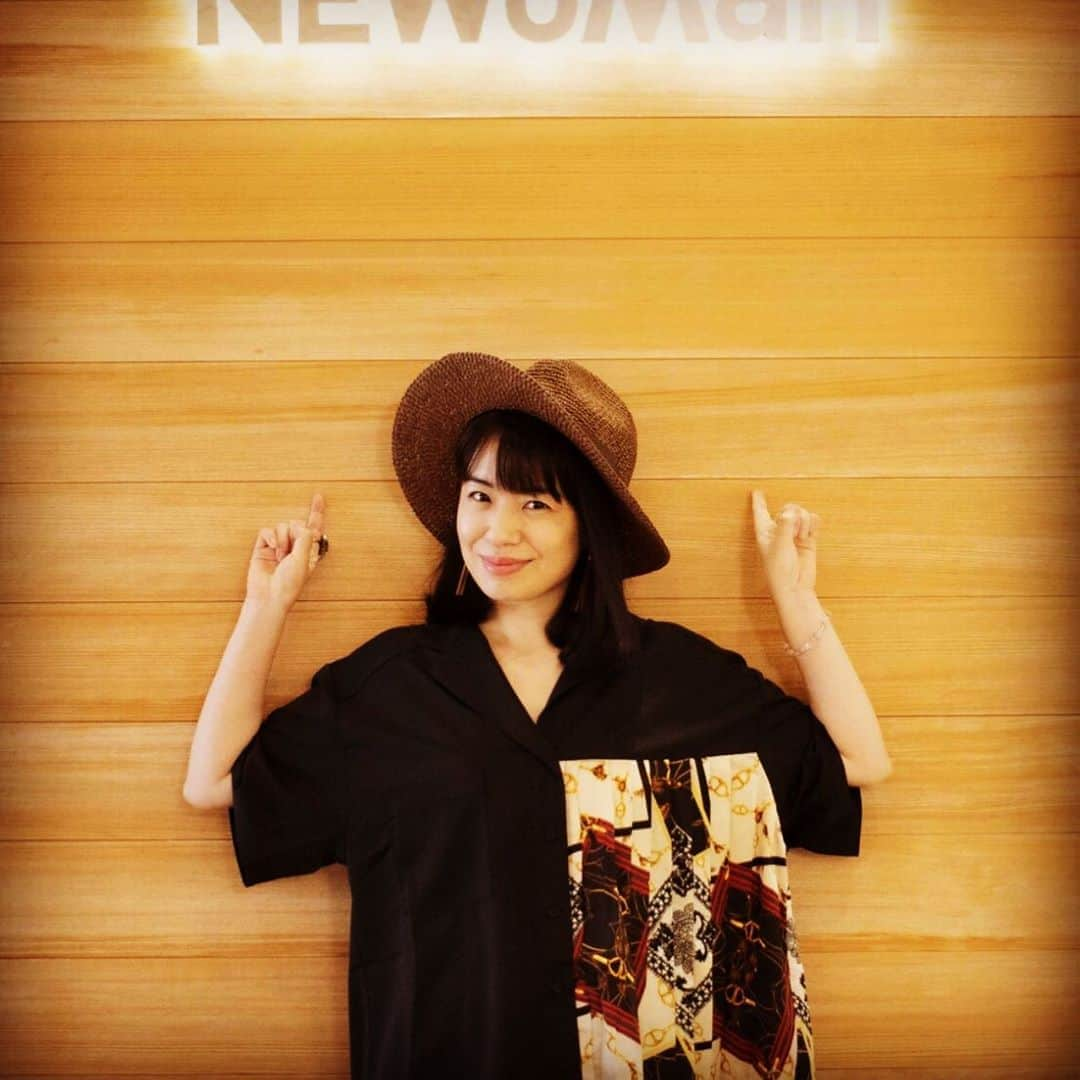 芳賀恵子さんのインスタグラム写真 - (芳賀恵子Instagram)「新宿station. NEWoMan ってコトバ、なんかいいよね。 #ルミネ0 #エスカレーター #ポートレート #麦わら #アイスコーヒー好き #shinjyukuku」6月18日 11時47分 - aoi_star_angel