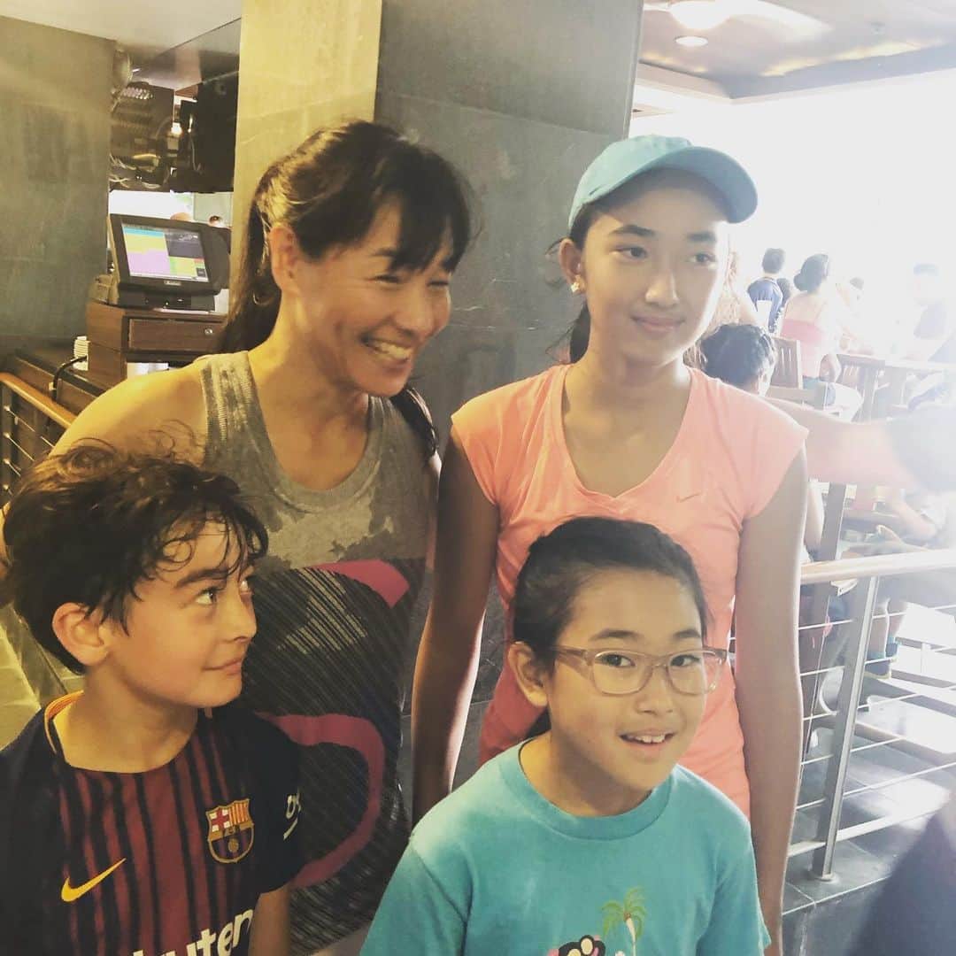 伊達公子さんのインスタグラム写真 - (伊達公子Instagram)「香港4日間の旅 滞在中、お天気は晴れ続き☀️ 気分はWimbledon⁈ 10ヶ月振りのテニスで…左右膝、右肩の不安もなんとか。 食べて、笑って、喋って、呑んでの楽しい時間でした。 #伊達公子 #kimikodate #tennis #tennisplayer #テニス #テニスプレイヤー #香港 #hongkong #vacation #旅行 #北京ダック #芝コート」6月18日 11時55分 - kimiko.date