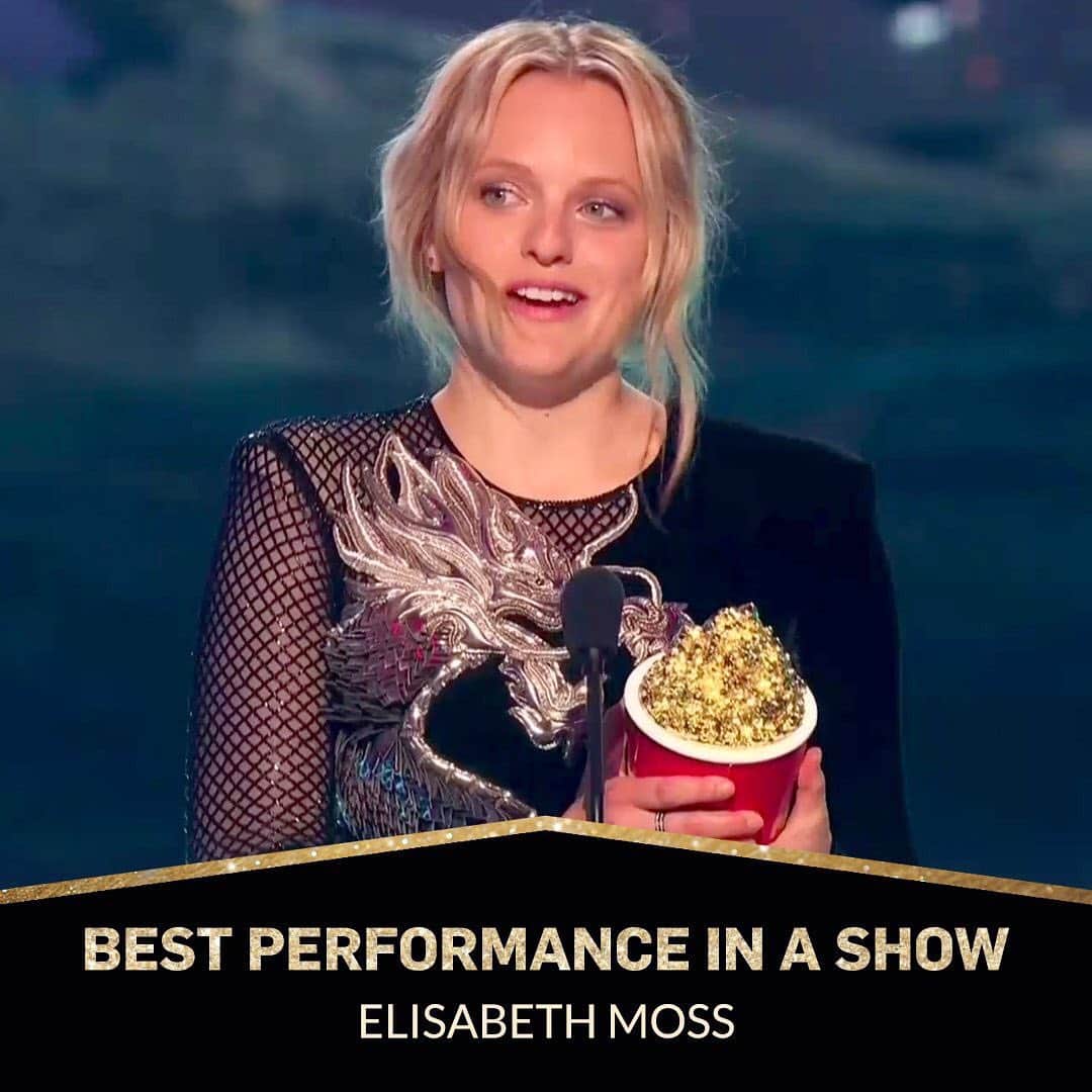 E! Onlineさんのインスタグラム写真 - (E! OnlineInstagram)「What a match (Hand)maid in heaven: Elisabeth Moss won an #MTVAward for Best Performance in a Show. Link in bio for all of tonight’s winners! (📷: MTV)」6月18日 11時55分 - enews
