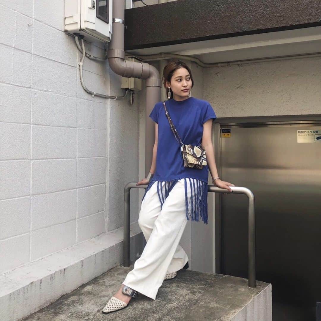 のインスタグラム：「. 【NEW ARRIVAL】 . LONG FRINGE SWING TOP BLK / WHT / BLU ¥12,900 (+tax) . @_____akane____  155㎝ . . 本日発売のフリンジトップス✨ . 長めの着丈で使いやすく、 同生地のベルトも付いてるので どんなボトムとも相性抜群です💪🏼💕 . . 店舗通販は明日から承っております。 . . #ameri #amerivintage #tops #fringe #fashion #code #codenate #summer」