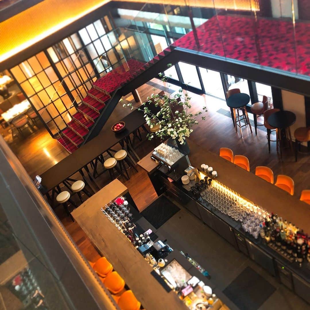 三浦マキのインスタグラム：「Thank you for choosing me as an ambassador of.. @hyattcentricginza!! この度、以前からテラス席が素敵で通っていた 『ハイアットセントリック銀座』のアンバサダーに選んでいただきました✨ 銀座の中心にあるという好立地はもちろんのこと、建物内はアートに溢れており、都会の真ん中にいるのに開放感溢れるテラス席とレストランエリアはいるだけで幸せな気持ちに💕 また、スタッフの皆様の対応も本当に心地よく、銀座に行ったら必ず寄りたくなる場所!!! 早速、テラス席をヘビロテしてます😂 * * * * * #ハイアットセントリック銀座 #hyattcentricginza #ginza #銀座」