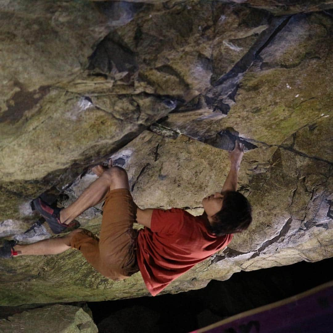 濱田健介のインスタグラム：「Yesterday, I went to Mukogawa. I send Reikoku V12. I climbed for the first time after break. Classic in Kansai. 昨日は久しぶりの岩ってことで武庫川へ。 左の岩が崩壊する前にしか登ってない、冷酷 4段 を登った。当時とはムーブも違っていて、それはそれで良かった。関西では4段の登竜門的な感じやね。 あと、これまた左の岩が崩壊する前の話。冷酷の左に 残酷 って課題があって。ラインもスタートも記憶が曖昧やけど。 とりあえず文章も長くなってきたし、また続き書くわ。 @rockmasterhq  @organicclimbing  @unparallelup  @nogradjustfeeling  @camp1889」