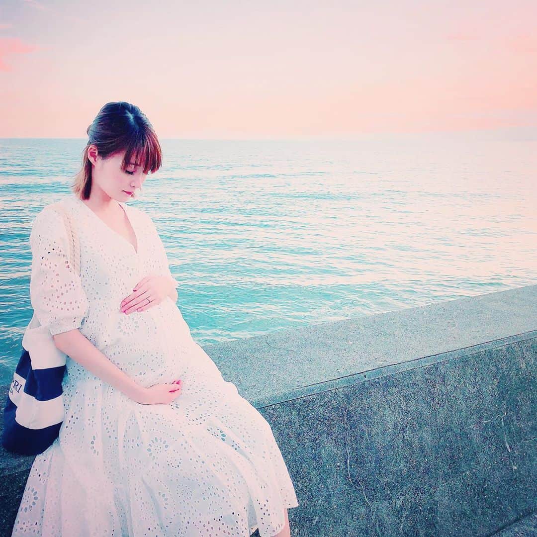 しほの涼のインスタグラム：「《臨月最初の妊婦健診》 今日から1週間毎の検診です🤰 血液、尿検査、エコー 全て問題なしの超健康‼️ 赤ちゃんの推定体重は2486g👶💕 大きくなったねぇ😭😭 悪阻の頃は手足が生え始めた位だったのに👏🏻 今日は看護学生さんが2人検診に立ち会ってくれました👩‍⚕️2人共お母さんの影響で看護師さんになろうって決めたんだって😌 娘にお母さんみたいになりたいって思われるって 凄く幸せな事よね😌💕 子育てわからない事だらけだけど、私も娘にとって自慢の母親になれるようにいっぱい頑張ろう😌  #臨月 #マタニティコーデ #マタニティフォト#マタニティワンピース #マタニティワンピ #レースワンピース #ホワイトワンピース #妊婦健診 #36w #39w2d #ぷんにーらいふ #ぷんにー #妊娠10ヶ月 #女の子ママ #由比ヶ浜 #鎌倉 #稲村ガ崎 #海」