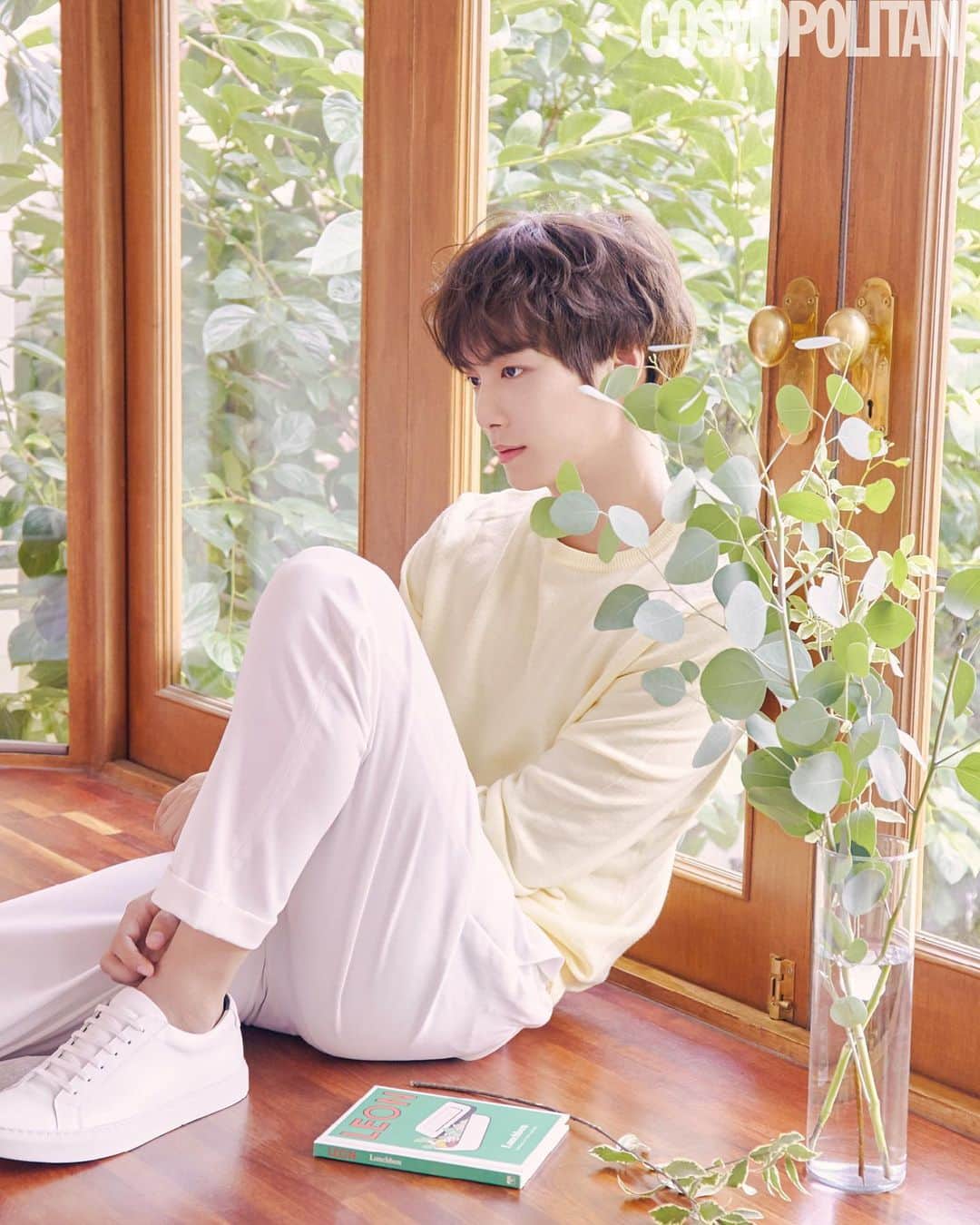 JR のインスタグラム：「#오리진스 와 함께한 #코스모폴리탄 7월호 기대해주세용🐢 오늘도 러브들 행복한 하루 되세요~」