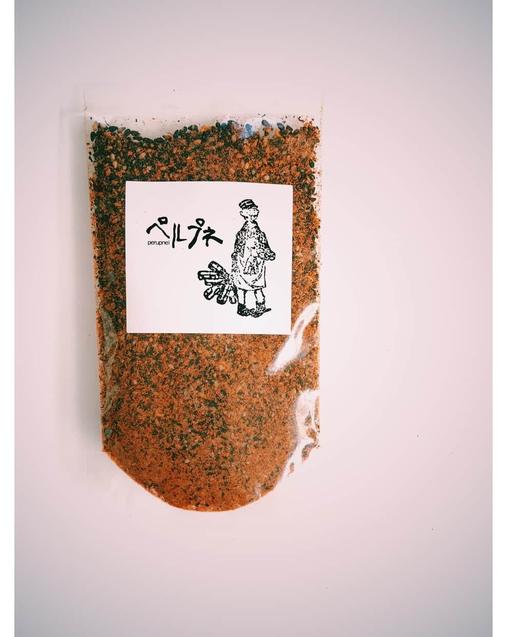 Komerco-コメルコ-さんのインスタグラム写真 - (Komerco-コメルコ-Instagram)「. 爽やかな香りと痺れる辛さ。 話題の中国スパイス花椒（ホワジャオ）を用いたスパイスミックスが入荷しました✨ . 北海道の海の街、銭函（ぜにばこ）という街で飲食店を営んでいる #ペルプネ の手作りスパイスミックス。 デュカ花椒は、痺れる辛さと黒ごまの香ばしさがポイント。 中華はもちろん、和食にもよく合うそう😳 . ほんの少しお塩を足してフライドポテトにパラリとかけて食べるのがオススメです。 素材の味を引き立てる魔法のふりかけを是非お試しください！ . ------------------------------- . ペルプネ / デュカ（Dukkah)花椒（ホワジャオ） 50g . ▷こちらの作品はKomercoアプリでクリエイターから直接ご購入いただけます。 アプリ内「さがす」で「ペルプネ」と検索してください🔎 ------------------------------- #komercoごはん #コメルコ #料理をもっと楽しく #調味料 #花椒#おうちごはん #おうちカフェ #instafood#foodpic #cookinglove #料理好きな人と繋がりたい #ブランチ #スパイスミックス#手づくり#ランチ #カフェごはん #スパイス#ホワジャオ #テーブルフォト #豊かな食卓 #手作り調味料 #おうちごはんlover #料理記録 #スパイス好き #いただきます #いつものいただきますを楽しく #クックパッド #cookpad」6月18日 12時00分 - komerco_official