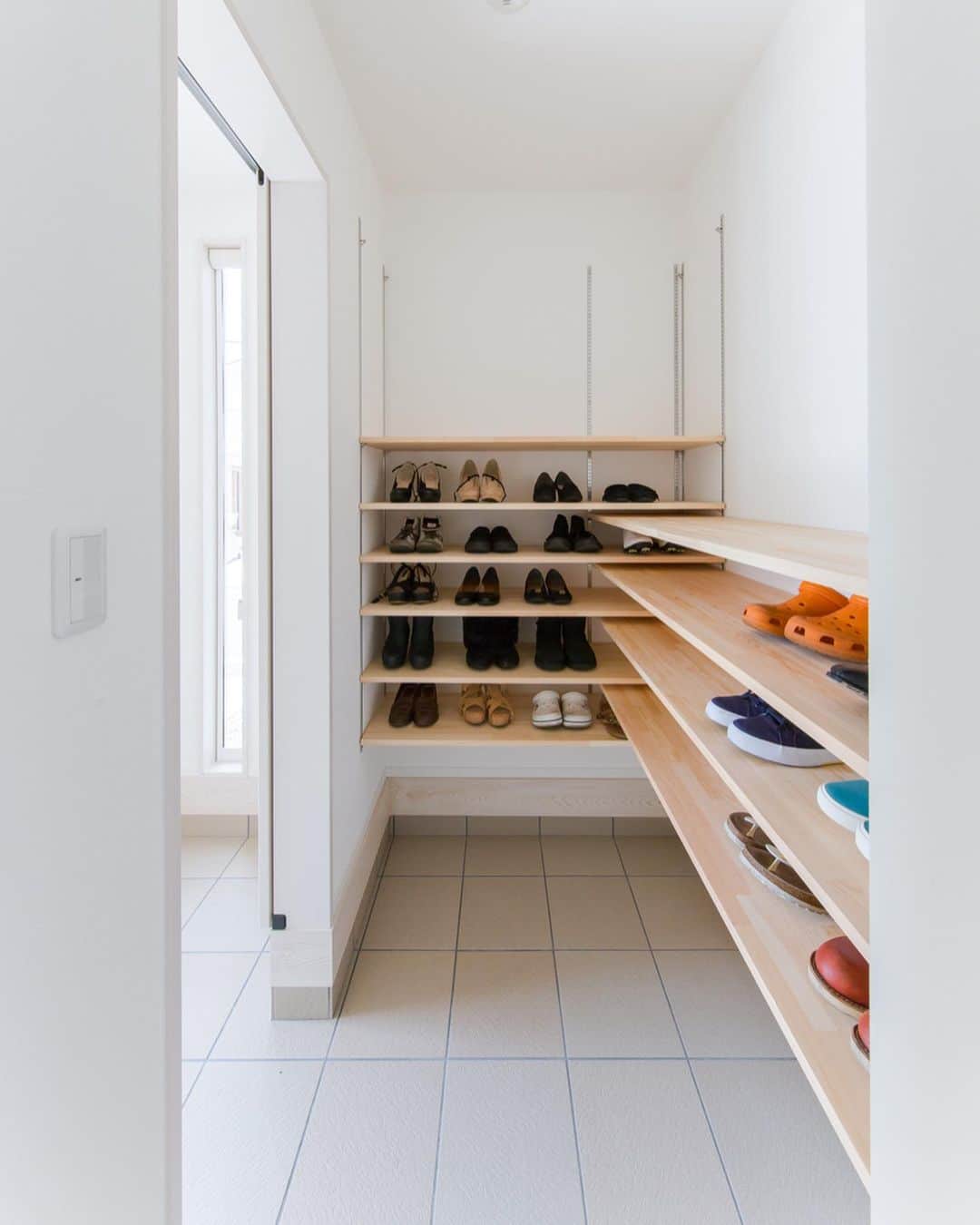 ルポハウス一級建築士事務所さんのインスタグラム写真 - (ルポハウス一級建築士事務所Instagram)「・ ・ ・ 繊細な質感のタイルはホワイトの床にぴったり。 ・ 空間をうまく利用した可動棚は、たっぷりの収納量で、余裕があるシューズクロークに。 ・ ・ ・ 𓐌𓐌𓐌𓐌𓐌𓐌𓐌𓐌𓐌𓐌𓐌𓐌𓐌𓐌𓐌𓐌𓐌𓐌  ルポハウスの施工事例はこちらまで☞ @reposhouse  𓐌𓐌𓐌𓐌𓐌𓐌𓐌𓐌𓐌𓐌𓐌𓐌𓐌𓐌𓐌𓐌𓐌𓐌 #ルポハウス は#ちょっとかっこいい家 を"友人のために" という思いでつくっています。 一生に一度の#マイホーム。 「あなたにしかできない」×「ルポハウスだからできる」で、 私たちだけの#家づくり を思いっきり楽しんでみませんか？！ ・ ・ ・ #外観 #住宅 #注文住宅 #新築一戸建て #住まい #シンプルな暮らし #デザイナーズ住宅 #一級建築士事務所 #設計事務所 #design #simple #滋賀 #大津 #草津#シューズクローク #玄関インテリア #リクシルタイル #陶絣#可動棚#可動棚収納」6月18日 12時00分 - reposhouse