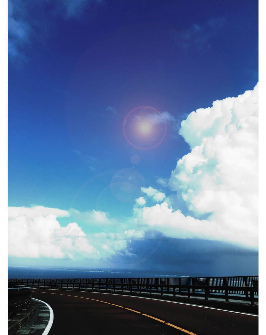 fcl.(エフシーエル)さんのインスタグラム写真 - (fcl.(エフシーエル)Instagram)「. #死ぬまでに行きたい絶景ドライブ 今回のスポットは沖縄県より#ニライカナイ橋 ! 見てくださいこの青空と海の最強風景！ ニライカナイ橋は県道86号線～国道331号線に向かってかかる前兆1.2kmの橋です。 . ニライカナイとは「豊穣/生命の源」・「神が住む島」といった意味があるそうです。 まるで楽園のようなこの景色を1度は生で見てみたいですね♪ . . . . . #fcl #車のある風景  #愛車 #写真好きな人と繋がりたい #車好き #車好きな人と繋がりたい #車撮影 #車好きと繋がりたい #ファインダー越しの私の世界 #車の写真が好きな人と繋がりたい  #ニライカナイ #沖縄 #沖縄旅行 #オキナワ #沖縄ドライブ #沖縄ドライブスポット #絶景ドライブ #ドライブデート #ドライブスポット #ドライブ #ドライブ日和 #ドライブ女子 #ドライブ旅行 #絶景道路 #道路 #絶景ロード #ドライブ好きと繋がりたい #沖縄旅行 #沖縄ドライブ」6月18日 12時00分 - fcl_ledhid
