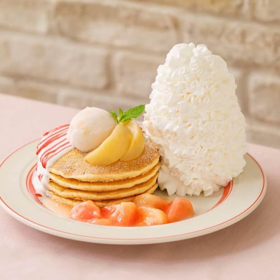 のインスタグラム：「6月25日（火)〜7月31日（水）までの期間中、﻿白桃を使った爽やかな パンケーキが登場いたします！🍑🍨﻿ ﻿ ふんわり香る桃の優しい甘みと爽やかなヨーグルトソースを組み合わせた夏らしいパンケーキ🥺💕﻿ ﻿ 甘酸っぱいラズベリーソースもかけ、﻿ さっぱりと仕上げました😋💫﻿ ﻿ お楽しみに💕🏄‍♀️﻿ ﻿ ﻿ =================﻿ ﻿ 『 #白桃とヨーグルトソースのパンケーキ 』﻿ ﻿ 販売価格：¥1,480(税別)﻿ ﻿ 販売期間：6月25日（火）〜7月31日（水）﻿ ﻿ 取扱い店舗：Eggs 'n Thingsららぽーと名古屋みなとアクルス店、Eggs 'n Things Coffee 高崎OPA店、Eggs 'n Things Coffee 柏 髙島屋 ステーションモール店ではお取扱いがございません。﻿ ﻿ =================﻿ ﻿ ﻿ ﻿ ﻿ #エッグスンシングス #エッグスン#パンケーキ#パンケーキ巡り#カフェ巡り#スイーツ#カフェ部#限定#グルメ#グルメ好き#東京グルメ #関西グルメ #白桃 #桃#eggsnthings #eegsn#instafood#cafe#foodstagram#pancake#sweets#instafood#aloha#hawaii#sweettooth #lunch#cute#yammy」