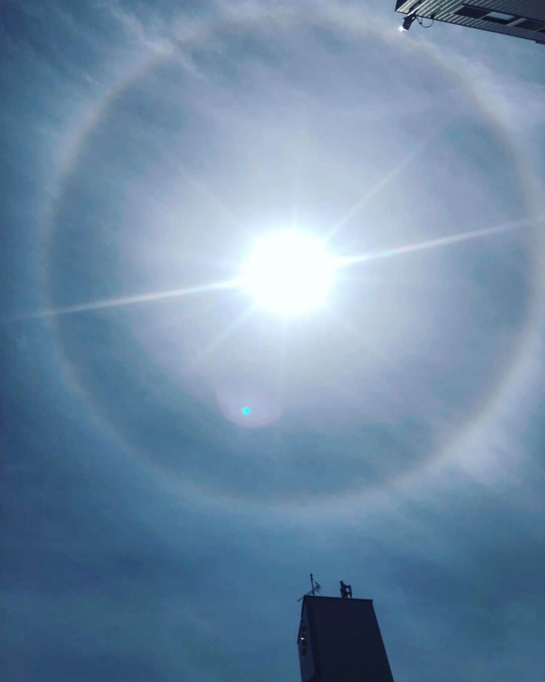 花總まりさんのインスタグラム写真 - (花總まりInstagram)「ふと空を見上げたら、太陽の周りに虹が☀️ なんだかとっても綺麗だけど、これってハロっていうやつかな(^^) #ハロ」6月18日 12時00分 - hanafusamari_official