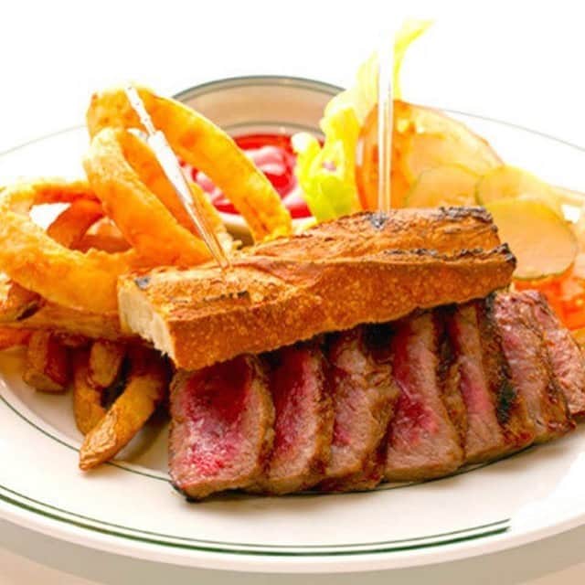 のインスタグラム：「表面はカリっと芳ばしく、ジュワっと肉汁がしたたる、最上級のステーキを贅沢に挟んだ「ステーキサンドウィッチ」。トーストしたバゲットは、パリッとしたクラストの軽快な食感と、溢れ出す肉汁を吸って、パンだけで食べてもごちそう級の味わいだ。 #東京カレンダー #東カレ #tokyocalendar #lunch #steak #sandwich #六本木 #ウルフギャングステーキハウス #ステーキサンドウィッチ」
