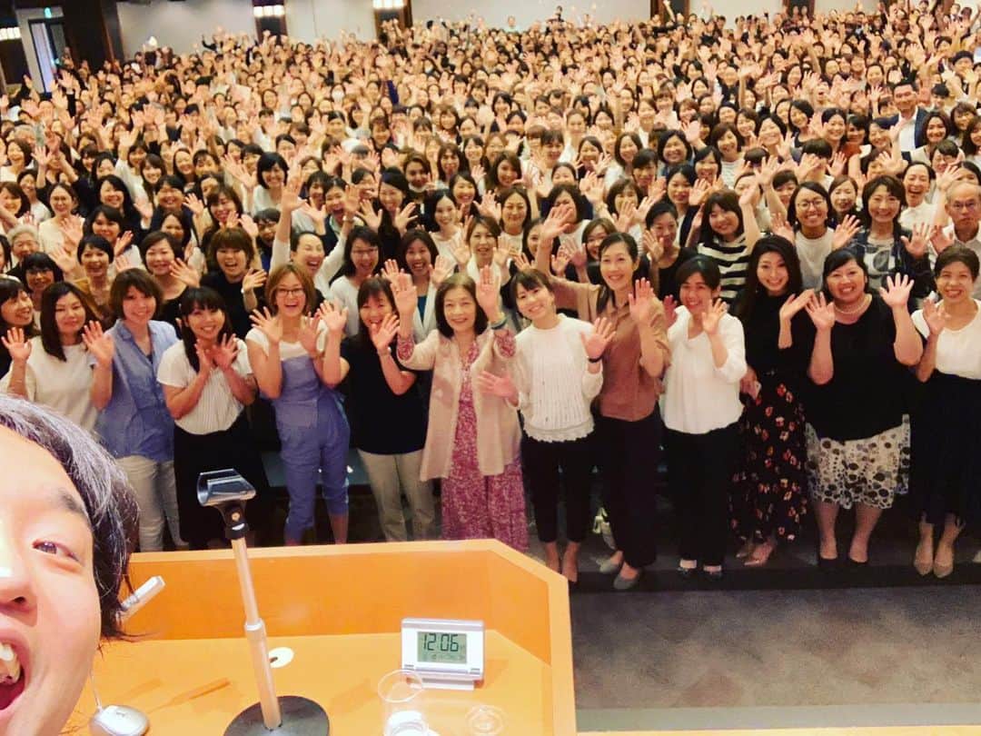 武田双雲さんのインスタグラム写真 - (武田双雲Instagram)「大阪講演！写真ぜんぜん入りきれん（笑） みんなステキな笑顔でずっと聴いてくれて笑ってくれて、ありがとう！双雲」6月18日 12時09分 - souun.takeda