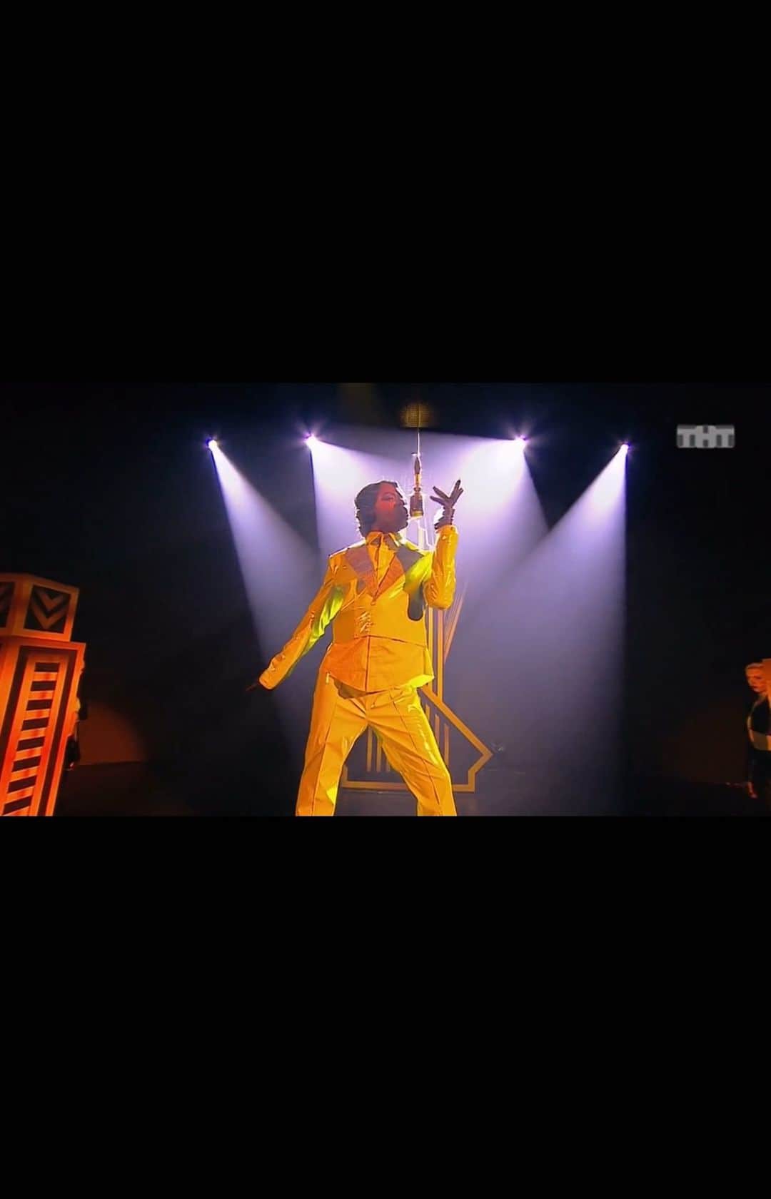 JONTE’のインスタグラム：「Jonte performs a medley of his most popular songs on the season finale of most popular Russian TV show “Dances” on TNT. Featuring all the cast members from this season. Produced by @MIGELSHOW Music 🎼 by @HelloJonte & @yeahimfamous Produced by @Tyalexandercheng Choreography by @hellojonte & @Ramonibaynes  Styling @Ramonibaynes x @hellojonte」