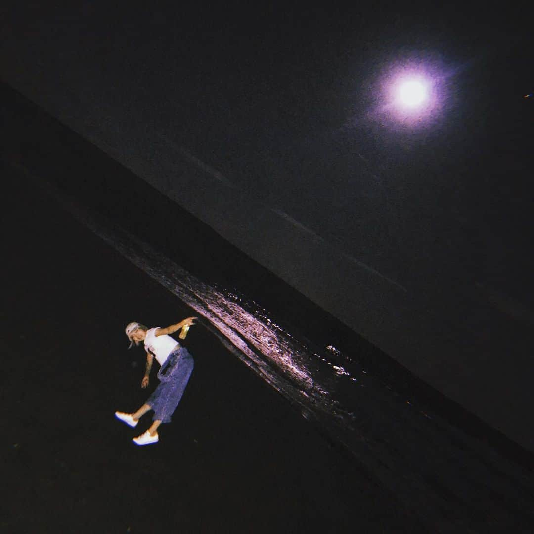 こなんさんのインスタグラム写真 - (こなんInstagram)「. . この季節の夜の海って最高だよね 気温がちょうど良すぎて もはやチート  #昨日たまたまストロベリームーン#好きな人と見るとその人と結ばれるらしいよ  みんな見たかい？」6月18日 12時24分 - konan_610