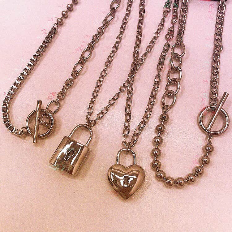 のインスタグラム：「🦋new arrivals 🦋 . . 新作アクセサリーをご紹介💁🏻‍♀️ ボリュームのあるネックレスやリングピアスが入荷しました💯🌈 . . @peeps.mag 系女子のみなさんお早めに〜🇰🇷🌹 . . . #wego#wegogoods#accessory#instagood#instafashion#metal#heart#flower#harajuku#kawaii#peeps#ピープス #プチプラ#プチプラアクセ#MERY#rili_tokyo#置き画くら部#おしゃれさんと繋がりたい#멋스타그램#패션#패션스타그램」