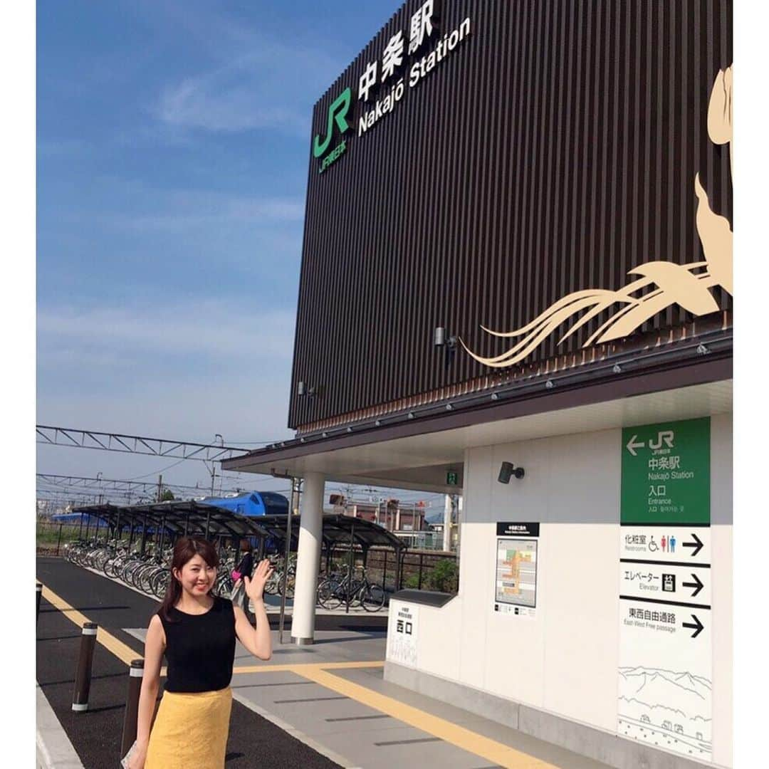 三石佳那さんのインスタグラム写真 - (三石佳那Instagram)「羽越本線すごろくの旅は﻿ ﻿ 3駅目の中条駅！ ﻿ 駅舎は新しくなったばかりで﻿ 外壁にはチューリップの模様が描かれていてかわいいです。 ﻿ 今回は、西口から5分ほどの﻿ 牧野建具店さんへ！﻿ ﻿ ﻿ ﻿口癖が癖になるとってもステキなお父さんたちと出会いました。  文章では伝えきれない 音で味わってほしい！！﻿ ﻿ radikoのタイムフリー機能で﻿ 近藤丈靖の独占ごきげんアワー﻿ 17日10時40分頃から﻿ 聴くことができますよ。﻿ ﻿ 〜〜〜﻿ 詳細は﻿ 『鉄道ワンダフルクイズ』で検索！﻿ これまで﻿ 新潟県内様々な路線を旅してます。﻿ 〜〜〜﻿ ﻿ ﻿﻿﻿ #新潟#niigata#中条駅#胎内市#niigatastation #鉄道#JR#JR東日本#鉄道ワンダフルクイズ#鉄道好き#鉄道好きと繋がりたい#羽越本線すごろく#羽越本線#山形#女子鉄##BSNラジオ#アナウンサー﻿﻿#新潟放送#三石佳那﻿」6月18日 12時16分 - mitsuishi_kana_bsn