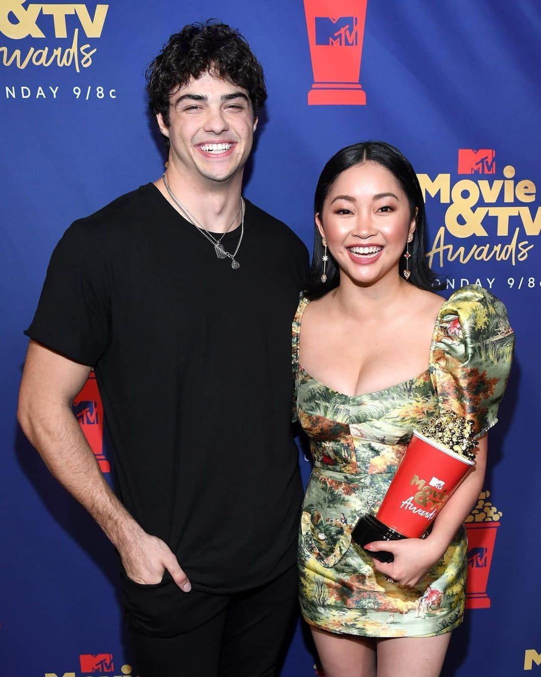 E! Onlineさんのインスタグラム写真 - (E! OnlineInstagram)「To all the kisses we loved before, theirs was the best. Noah Centineo is thanking "Lana's lips" in his #MTVAwards acceptance speech at the link in our bio. (📷: Getty Images)」6月18日 12時18分 - enews