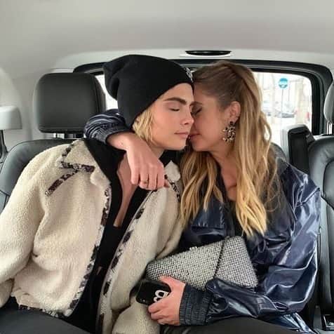 E! Onlineさんのインスタグラム写真 - (E! OnlineInstagram)「One year and one steamy make out session later, Cara Delevingne has finally opened up about her relationship with Ashley Benson. Link in bio for why she decided to go public with THAT kiss. (📷: Instagram)」6月18日 12時22分 - enews